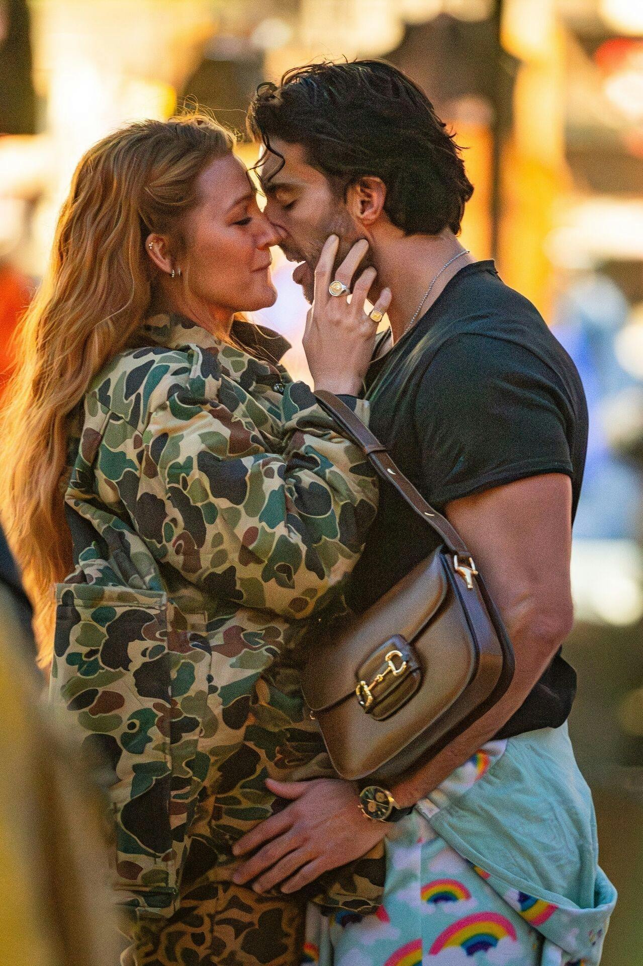 New Jersey, NY - **Images taken on January 12, 2024** Blake Lively was captured in a tender moment, kissing her co-star Justin Baldoni on the set of the film It "It Ends with Us". Pictured: Blake Lively, Justin Baldoni BACKGRID USA 22 DECEMBER 2024 BYLINE MUST READ: BACKGRID USA: +1 310 798 9111 / usasales@backgrid.com UK: +44 208 344 2007 / uksales@backgrid.com *UK Clients - Pictures Containing Children Please Pixelate Face Prior To Publication*