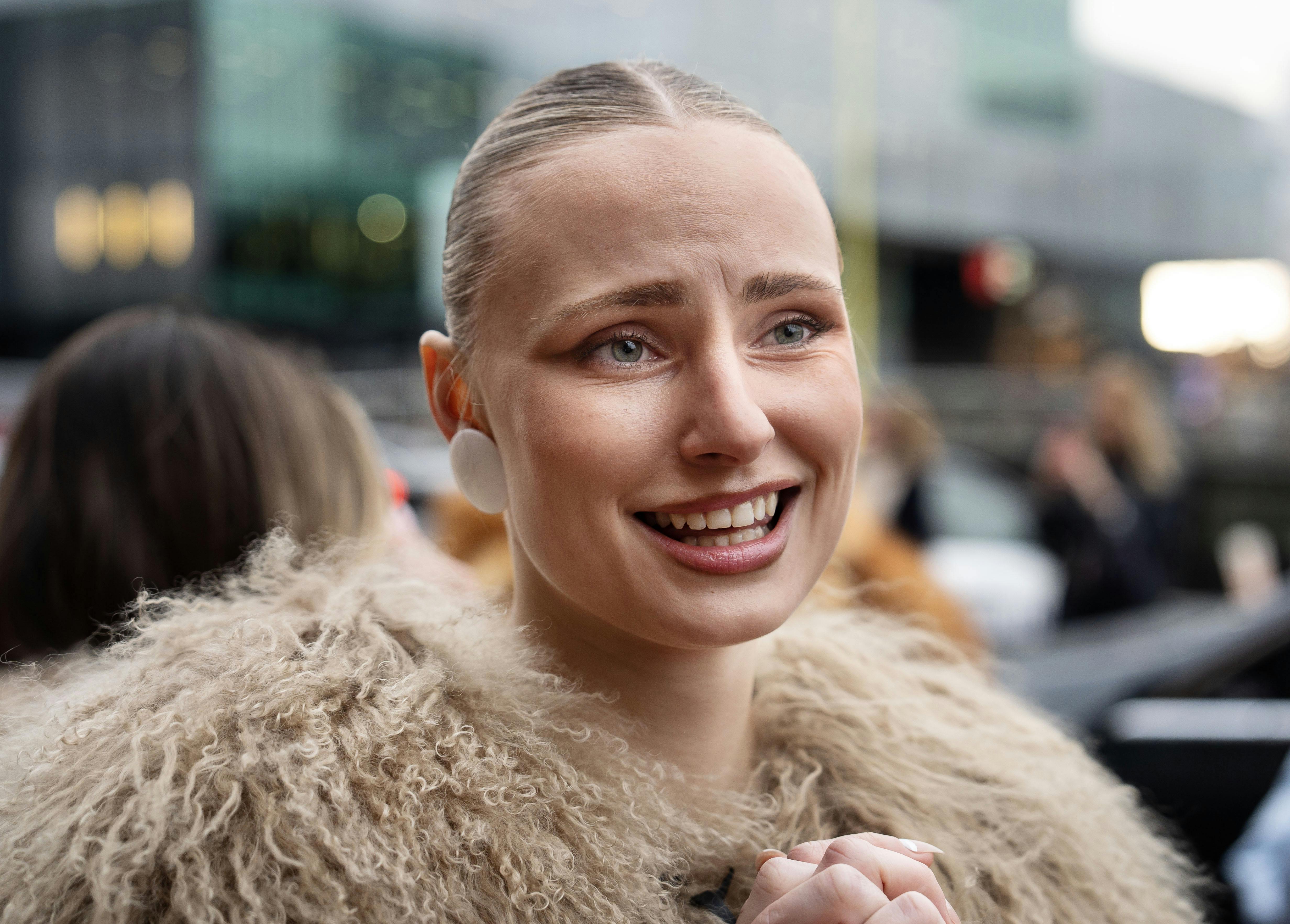 OPGAVE: Modeugen. Vi tager til show ved OpéraSport, hvor vi har store forventninger om at de kendte vil strømme til.STED: FrederiksholmskanalJOURNALIST: Camilla og Tanja.FOTOGRAF: © Hanne Juul/ Aller Foto & VideoDATO: 20250127