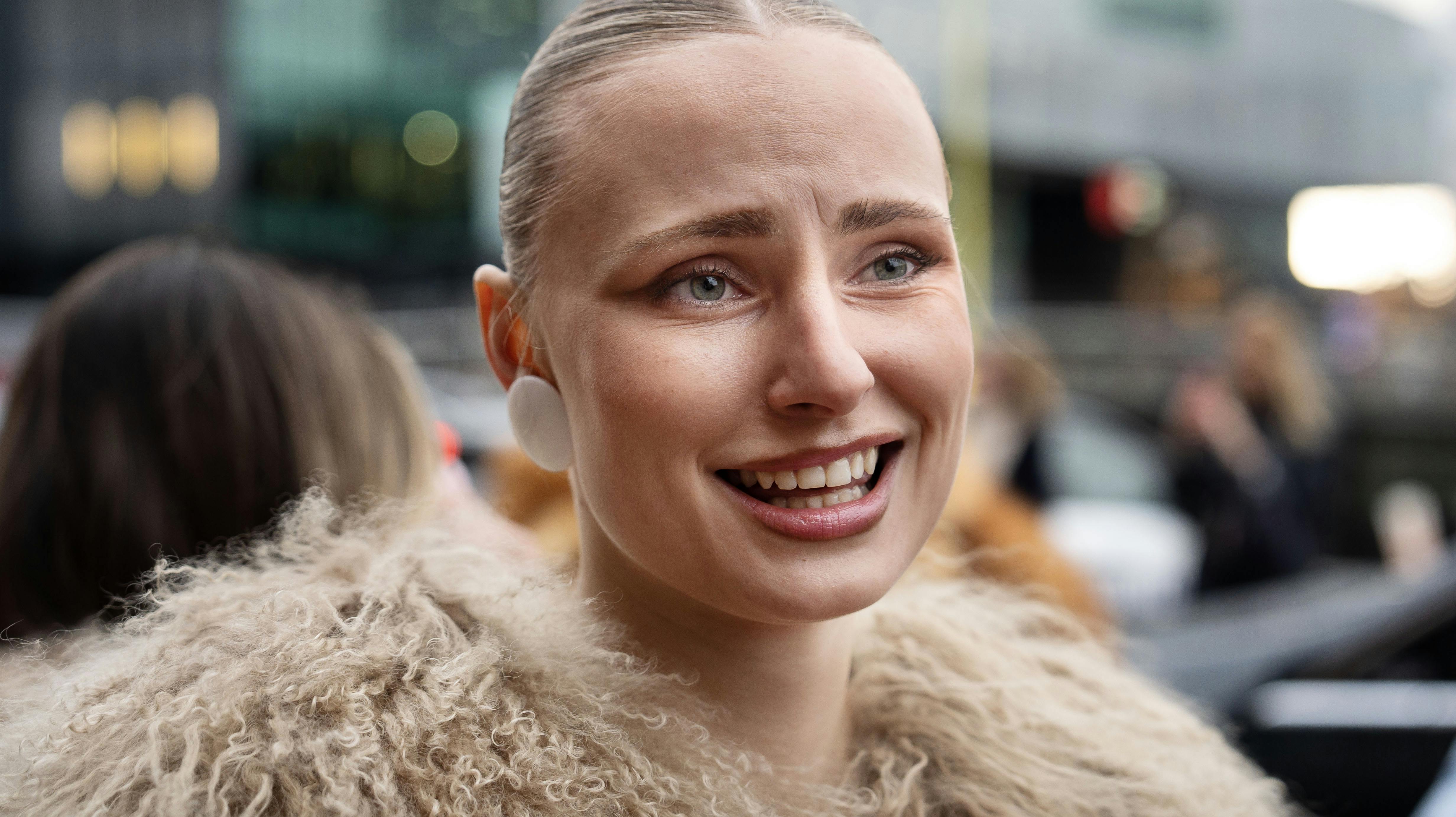 OPGAVE: Modeugen. Vi tager til show ved OpéraSport, hvor vi har store forventninger om at de kendte vil strømme til.STED: FrederiksholmskanalJOURNALIST: Camilla og Tanja.FOTOGRAF: © Hanne Juul/ Aller Foto & VideoDATO: 20250127