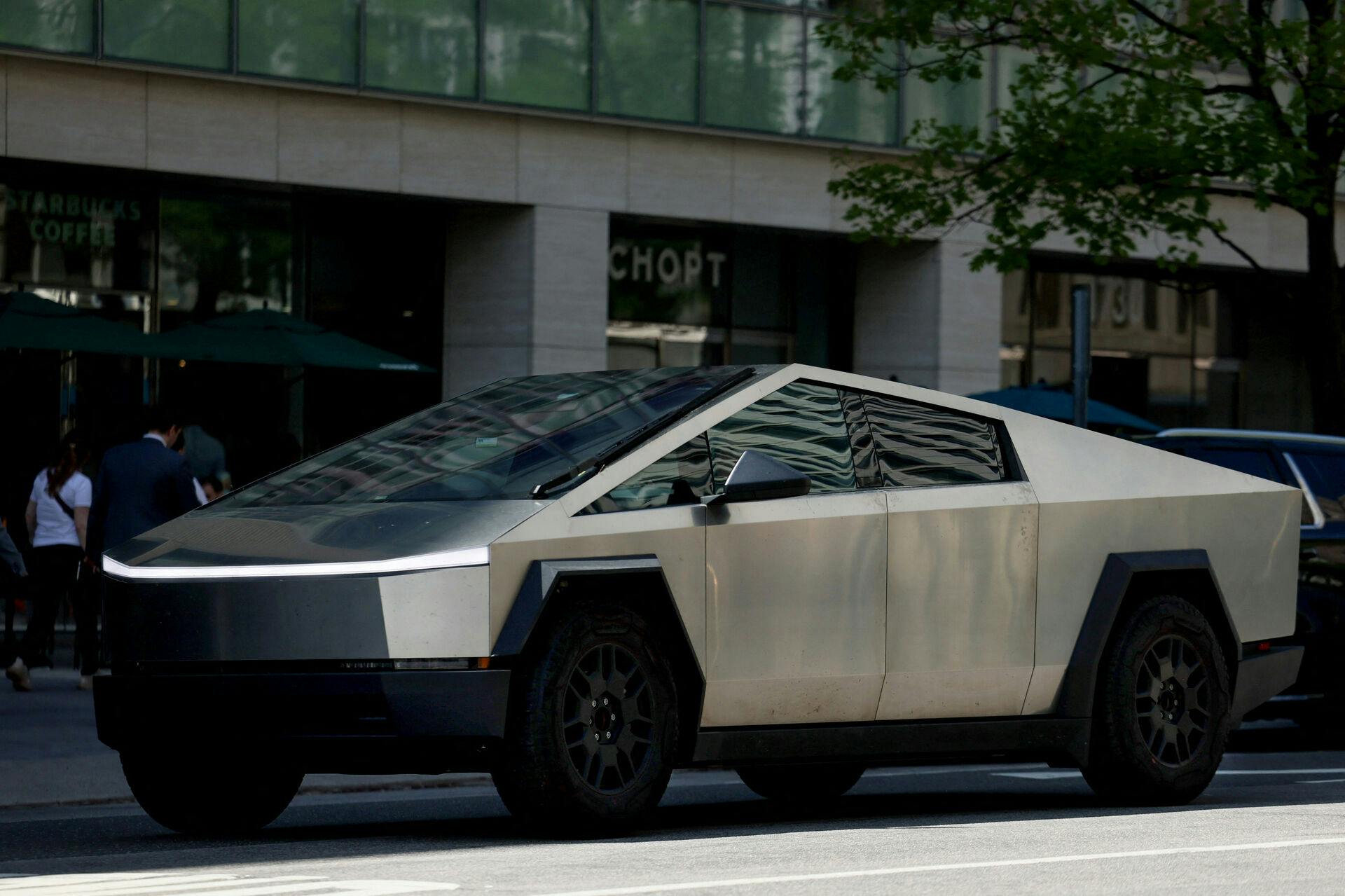 A Tesla Cybertruck is driven down Pennsylvania Ave near the White House in Washington, U.S., April 23, 2025. REUTERS/Leah Millis