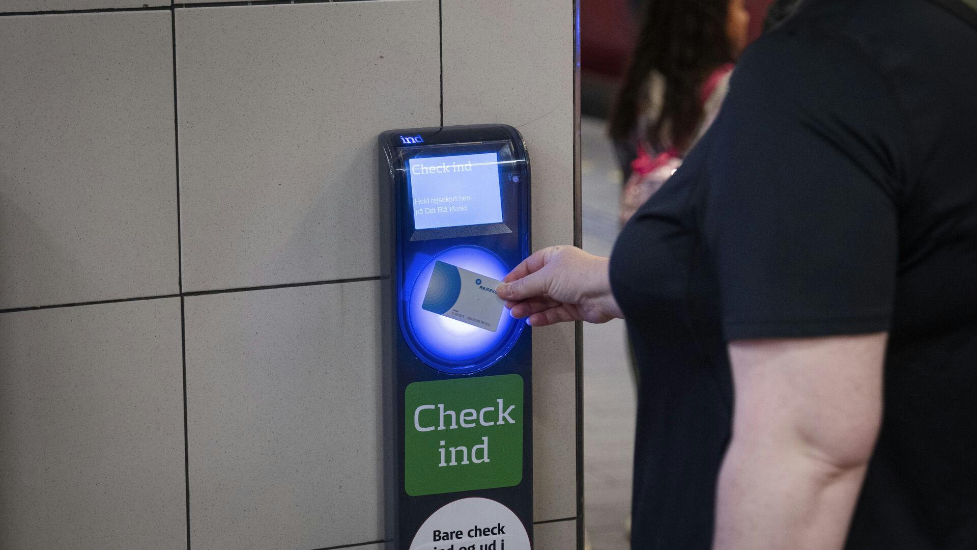 Snart skal man vænne sig til en ny lyd, når man skal bruge Rejsekort.