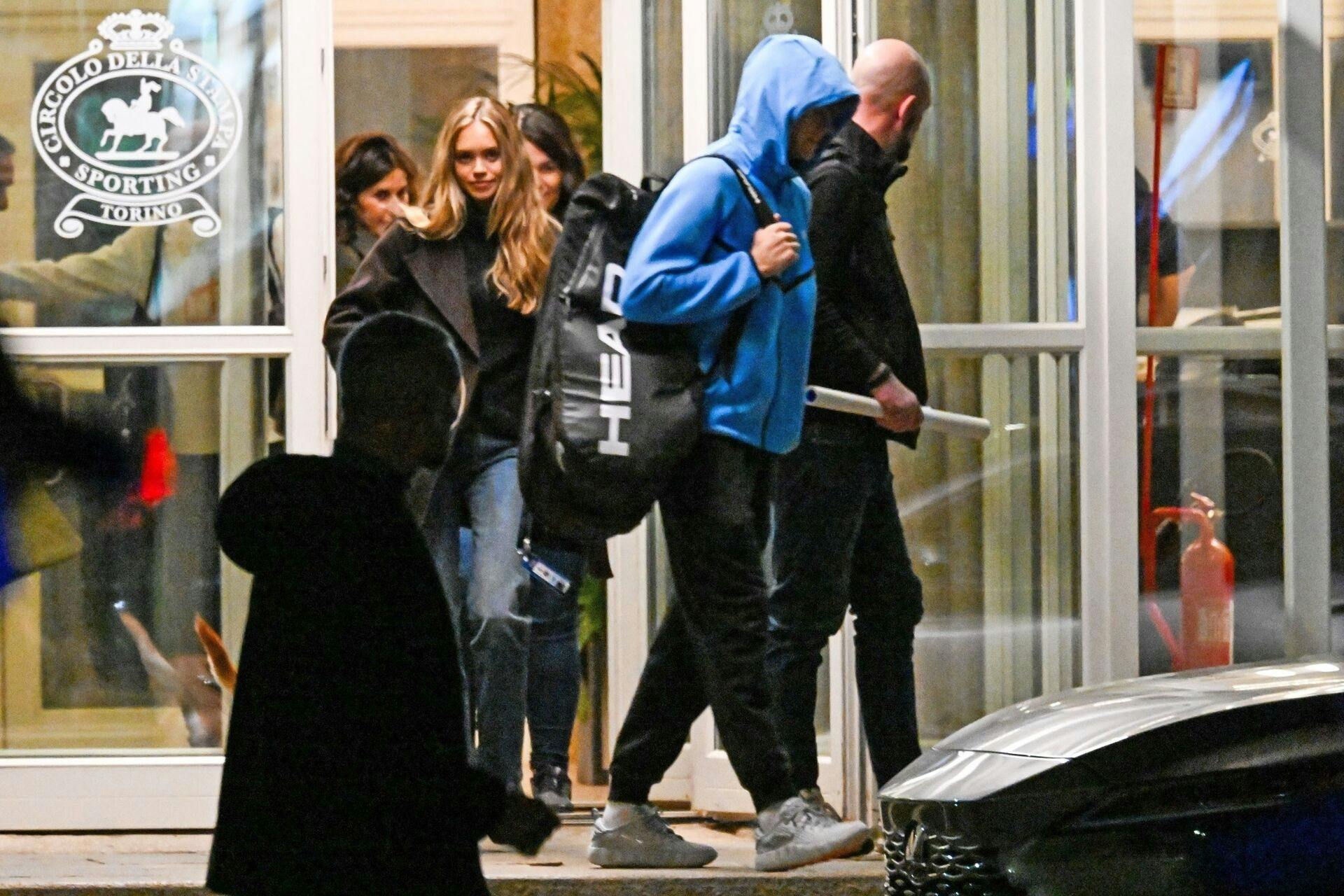 Jannik Sinner gik først ud af døren efterfulgt af Laila Hasanovic.