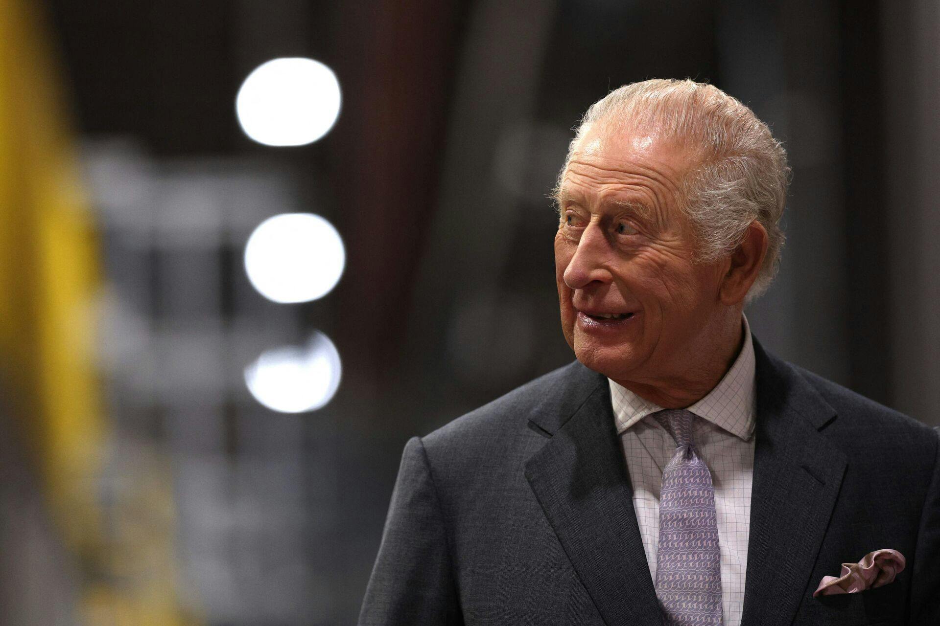 Kong Charles tog til Cyfarthfa Castle i Sydwales i dag, hvor han sammen med konen deltog i en reception i anledning af slottets 200-års jubilæum. Det skete samme dag som kongens 77-års fødselsdag.