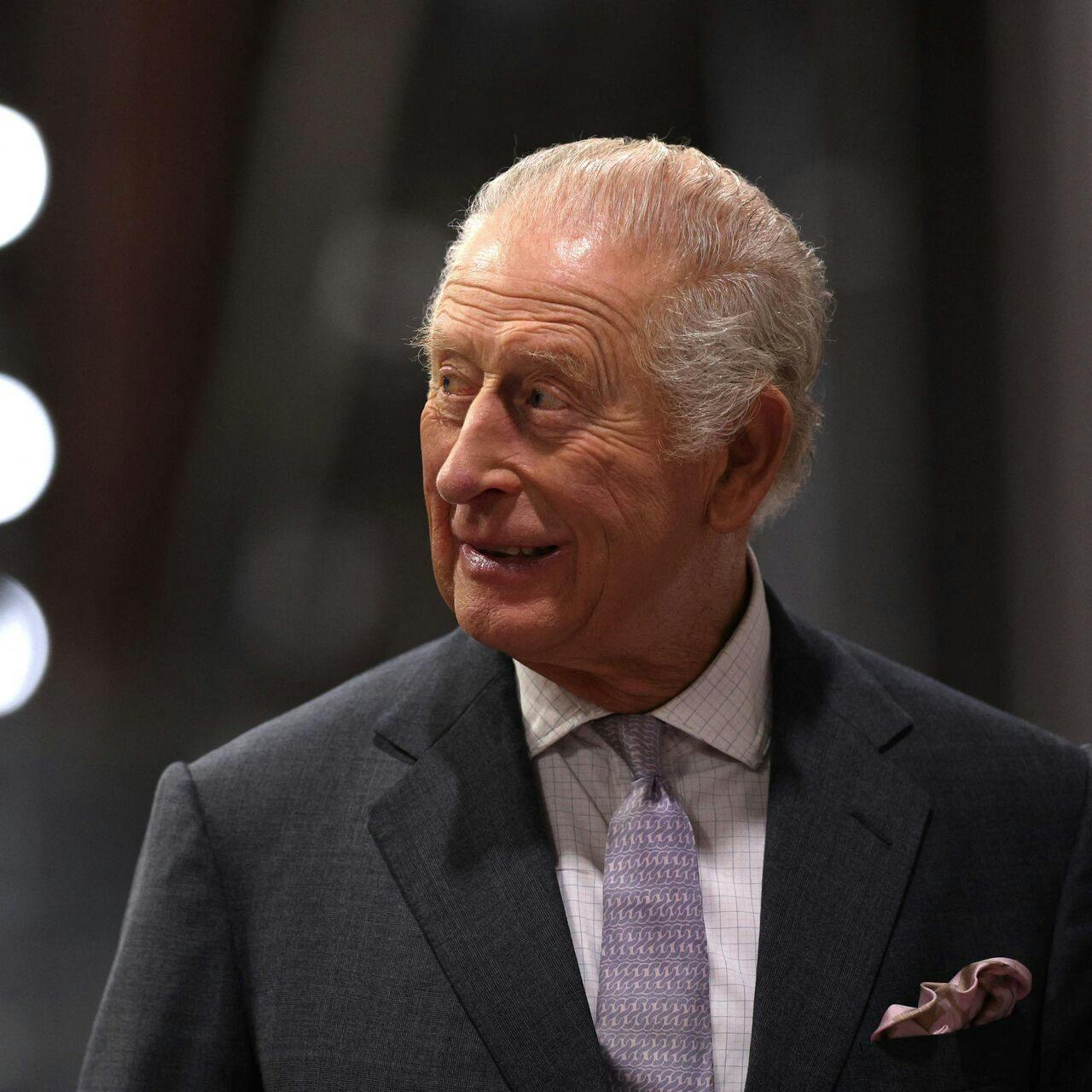 Kong Charles tog til Cyfarthfa Castle i Sydwales i dag, hvor han sammen med konen deltog i en reception i anledning af slottets 200-års jubilæum. Det skete samme dag som kongens 77-års fødselsdag.