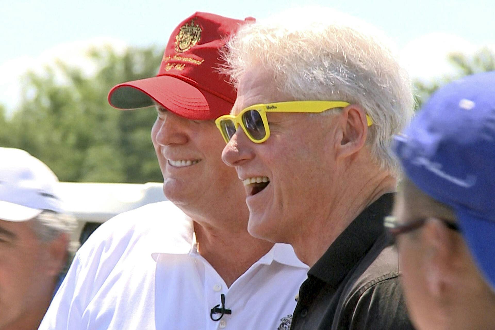 Her ses Bill Clinton og Donald Trump i 2009 under et mere venligt møde mellem de to præsidenter - i dag er der kulde mellem dem.