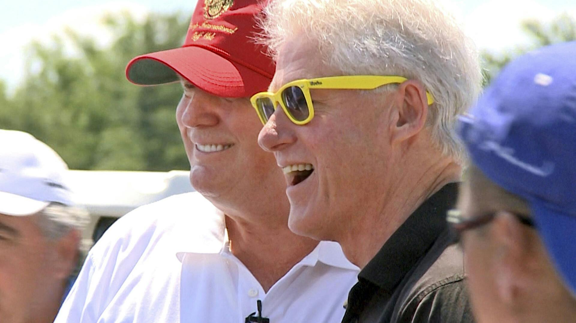 Her ses Bill Clinton og Donald Trump i 2009 under et mere venligt møde mellem de to præsidenter - i dag er der kulde mellem dem.