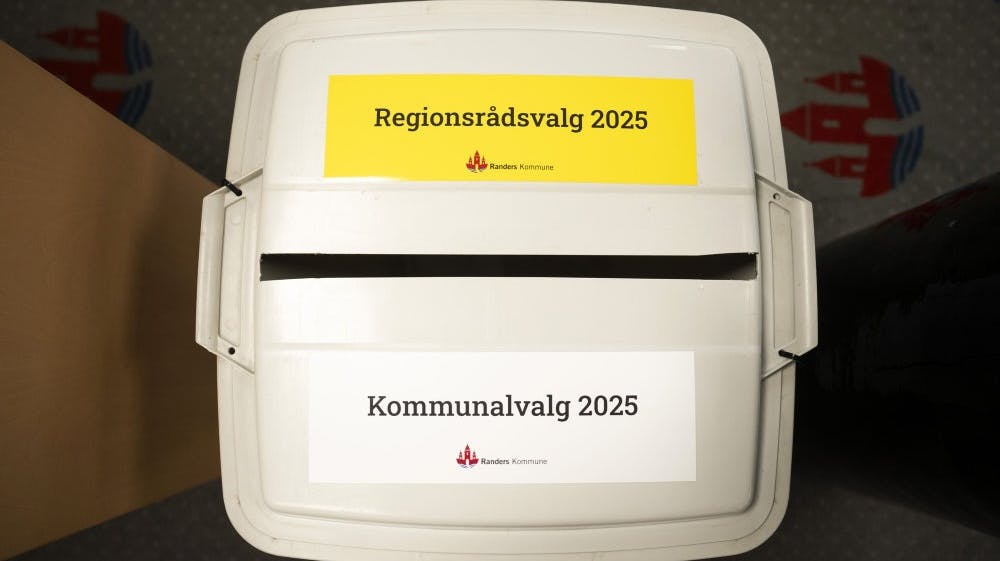 Vælgere, der ikke kan stemme på valgdagen, kan brevstemme til og med i dag. Det har man blandt andet kunnet i borgerservice i Randers Kommune. (Arkivfoto). - Foto: Bo Amstrup/Ritzau Scanpix