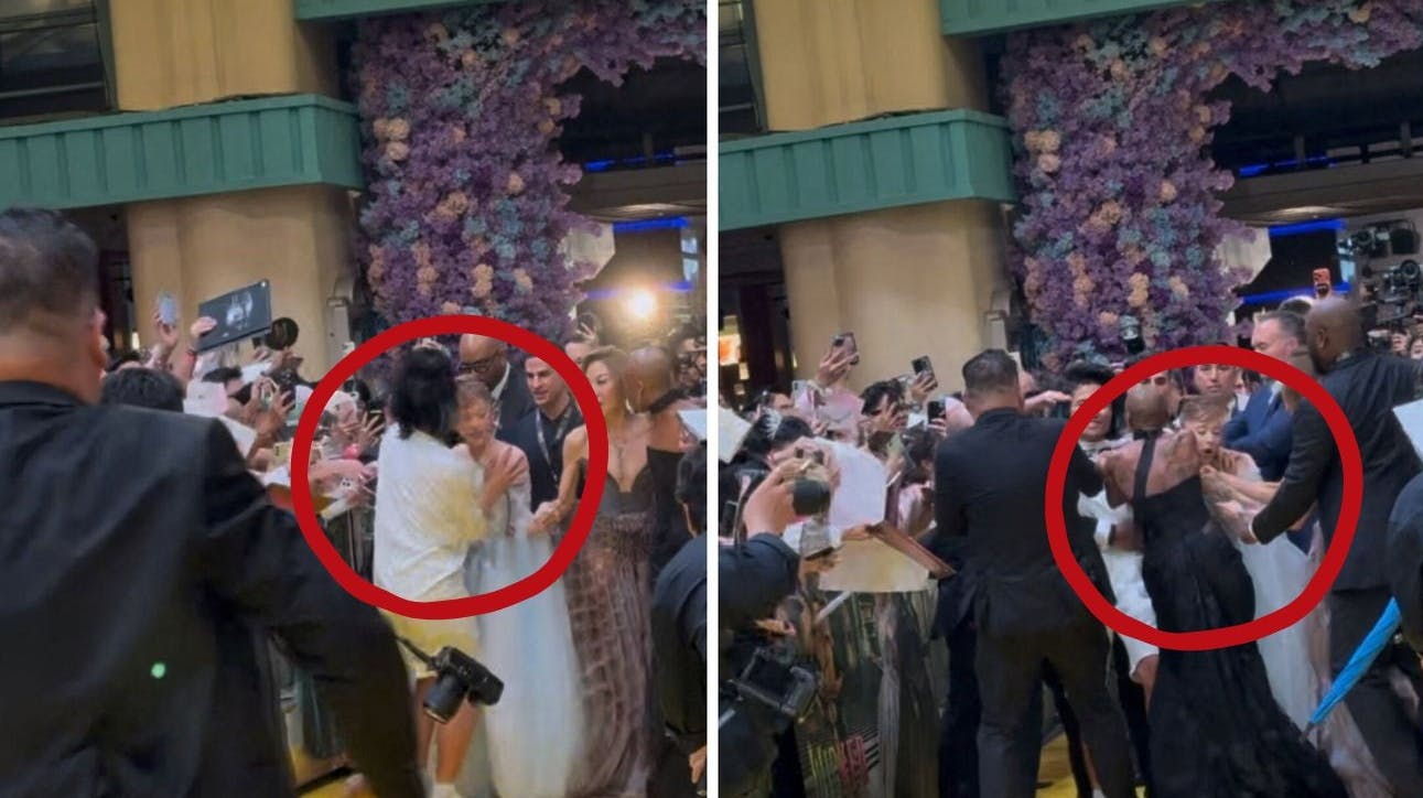 Her bliver Ariana Grande overfaldet af den ivrige fan.