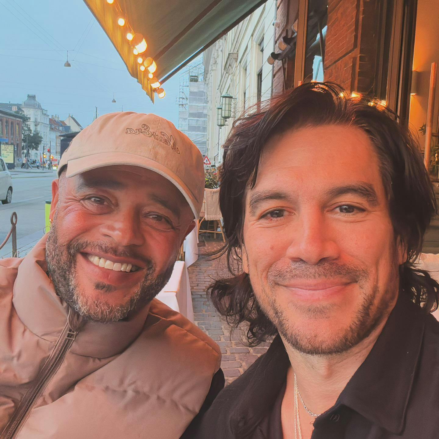 Remee og den ene af medejerne af virksomheden Sentient Dining Club ApS, kendt som Tai Lopez. Lopez har tre millioner følgere på sin Instagram, hvor han viser sin eksklusive livsstil frem. Han er også anklaget for at begå omfattende millionsvindel.