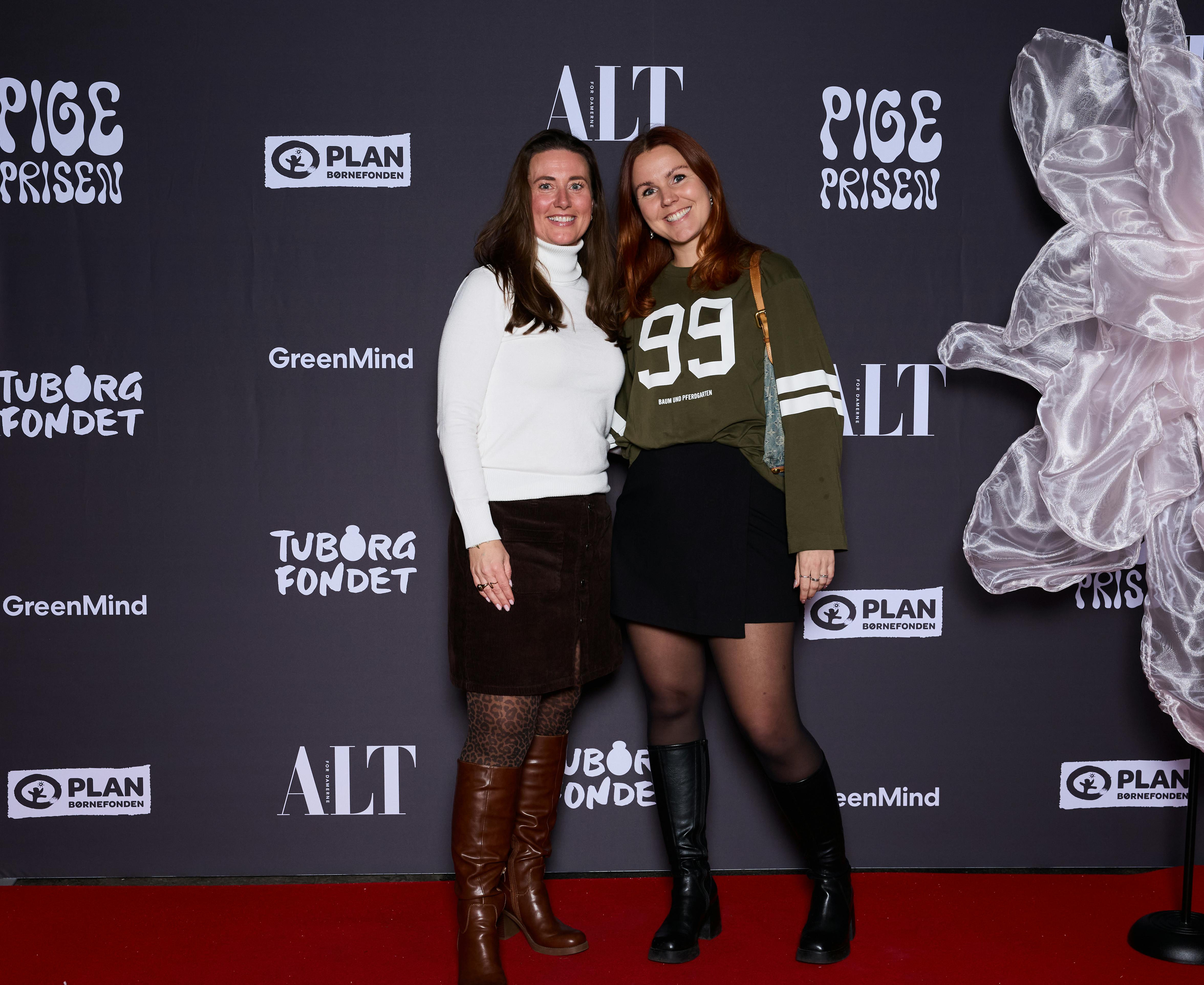 Tv-brudene Mette Overmark og Amalie Klæstrup fulgtes ad til prisuddelingen.