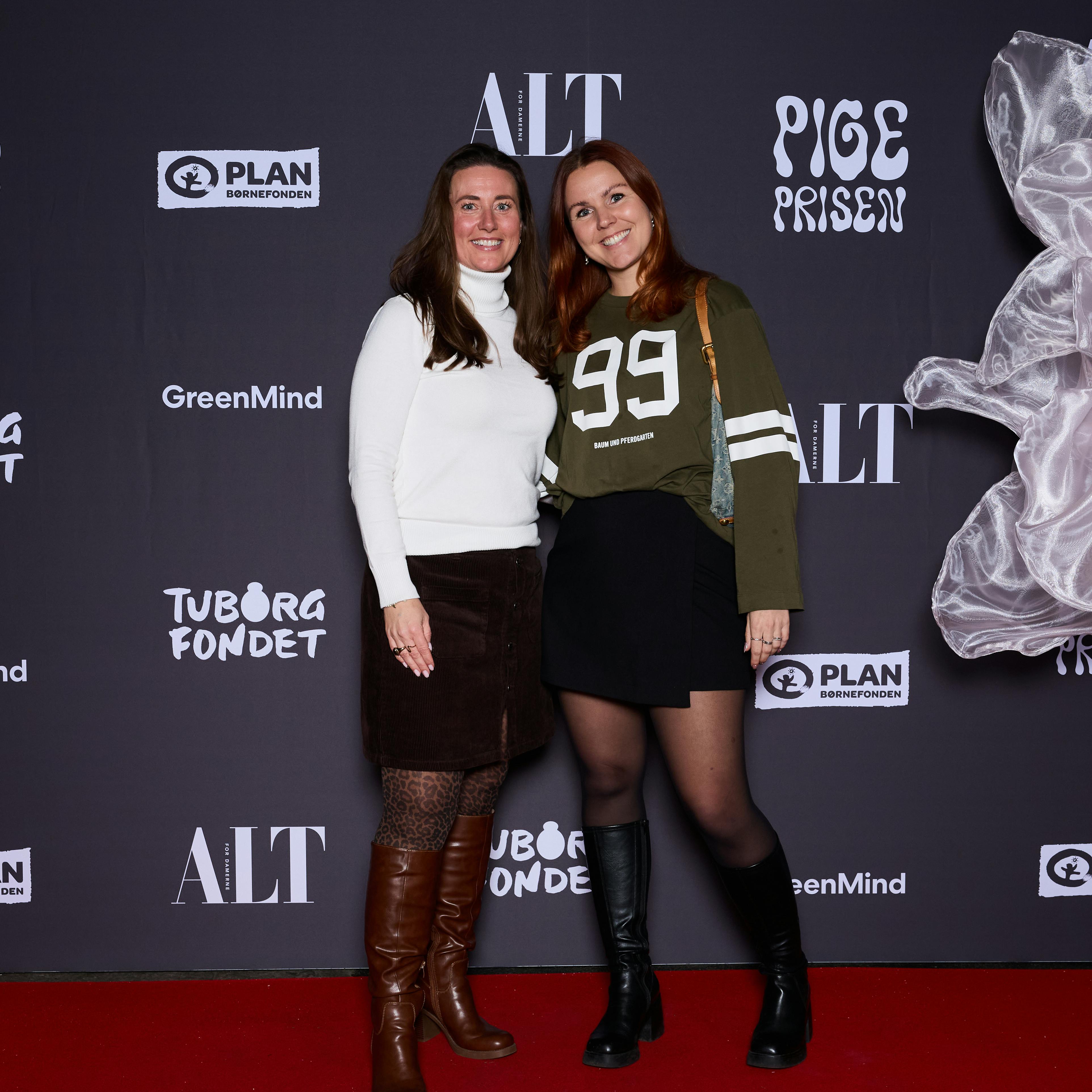 Tv-brudene Mette Overmark og Amalie Klæstrup fulgtes ad til prisuddelingen.