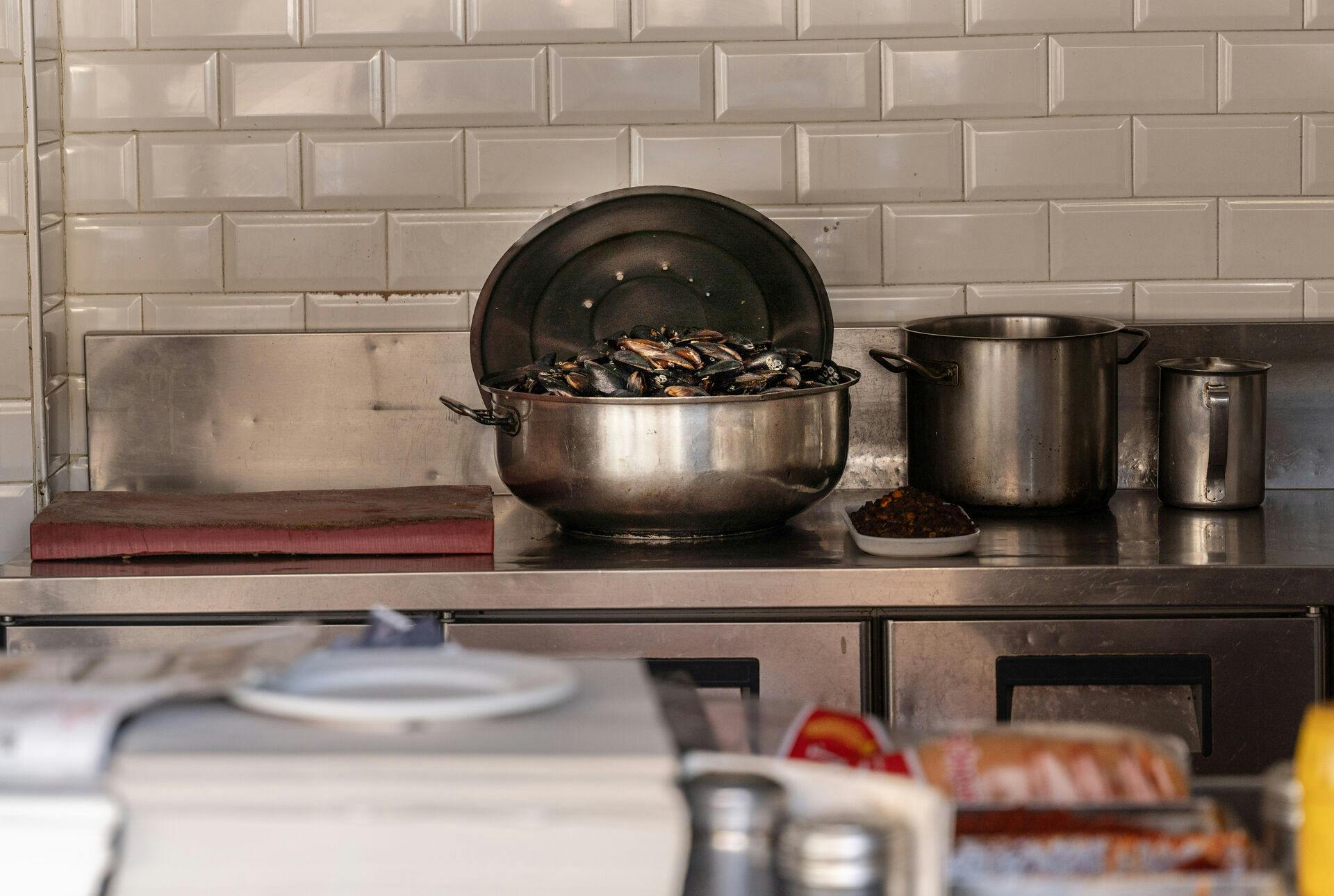 Myndigheder i Tyrkiet mistænker, at de to børn og deres forældre kan være blevet forgiftet.