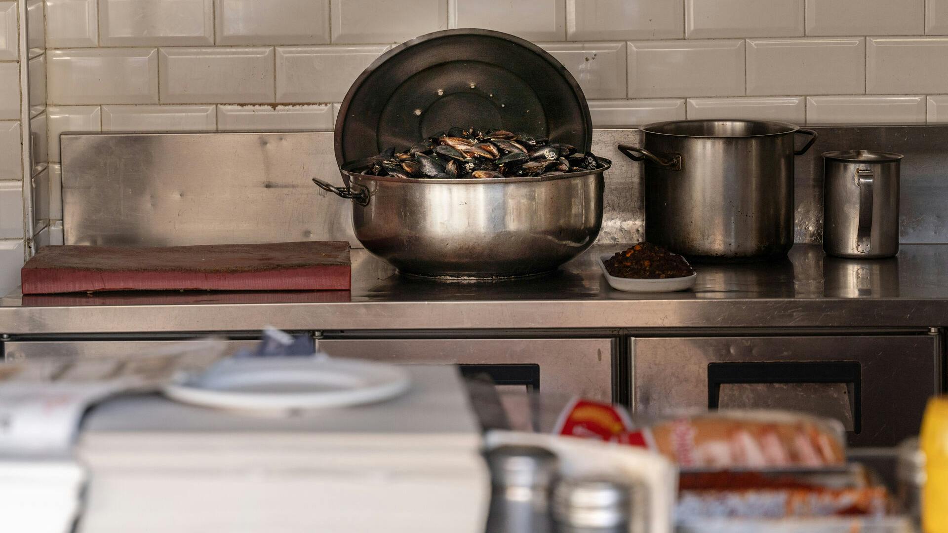 Myndigheder i Tyrkiet mistænker, at de to børn og deres forældre kan være blevet forgiftet.