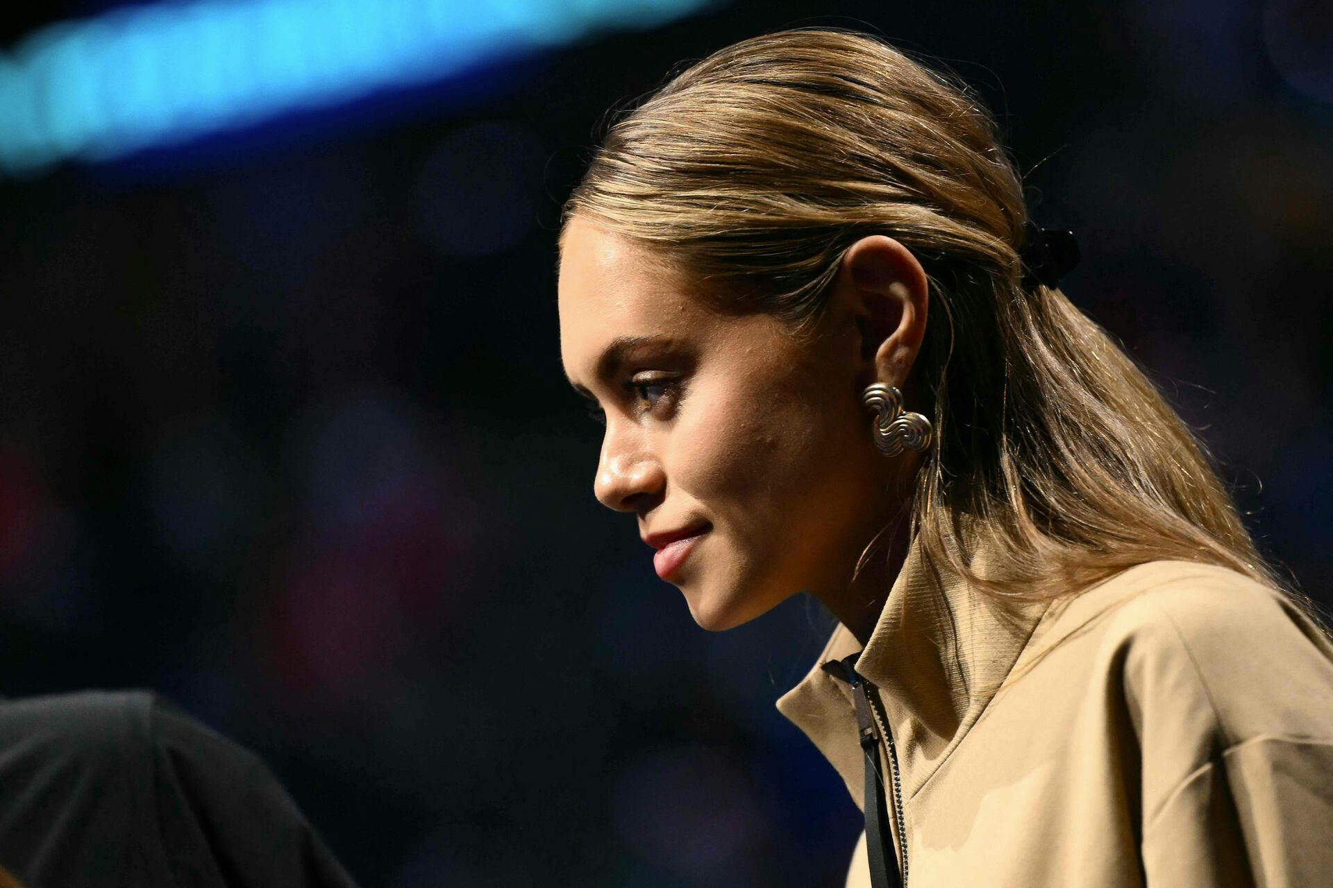 Laila Hasanovic ligner unægteligt en særdeles tilfreds kæreste. 