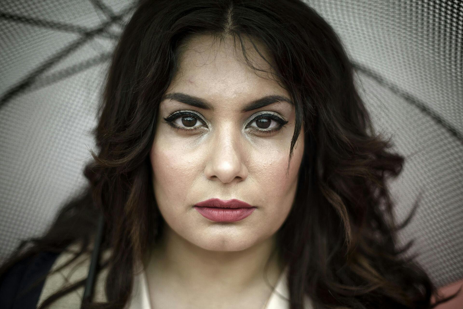 Anahita Malakians, forretningsdrivende, studerende, mor og stiller op til BR for Venstre, bor på Ydre Nørrebro. Hun er utryg pga bander og fortæller, at hendes søn er blevet advaret om de risici, der er ved at bevæge sig omkring på Den Røde Plads.