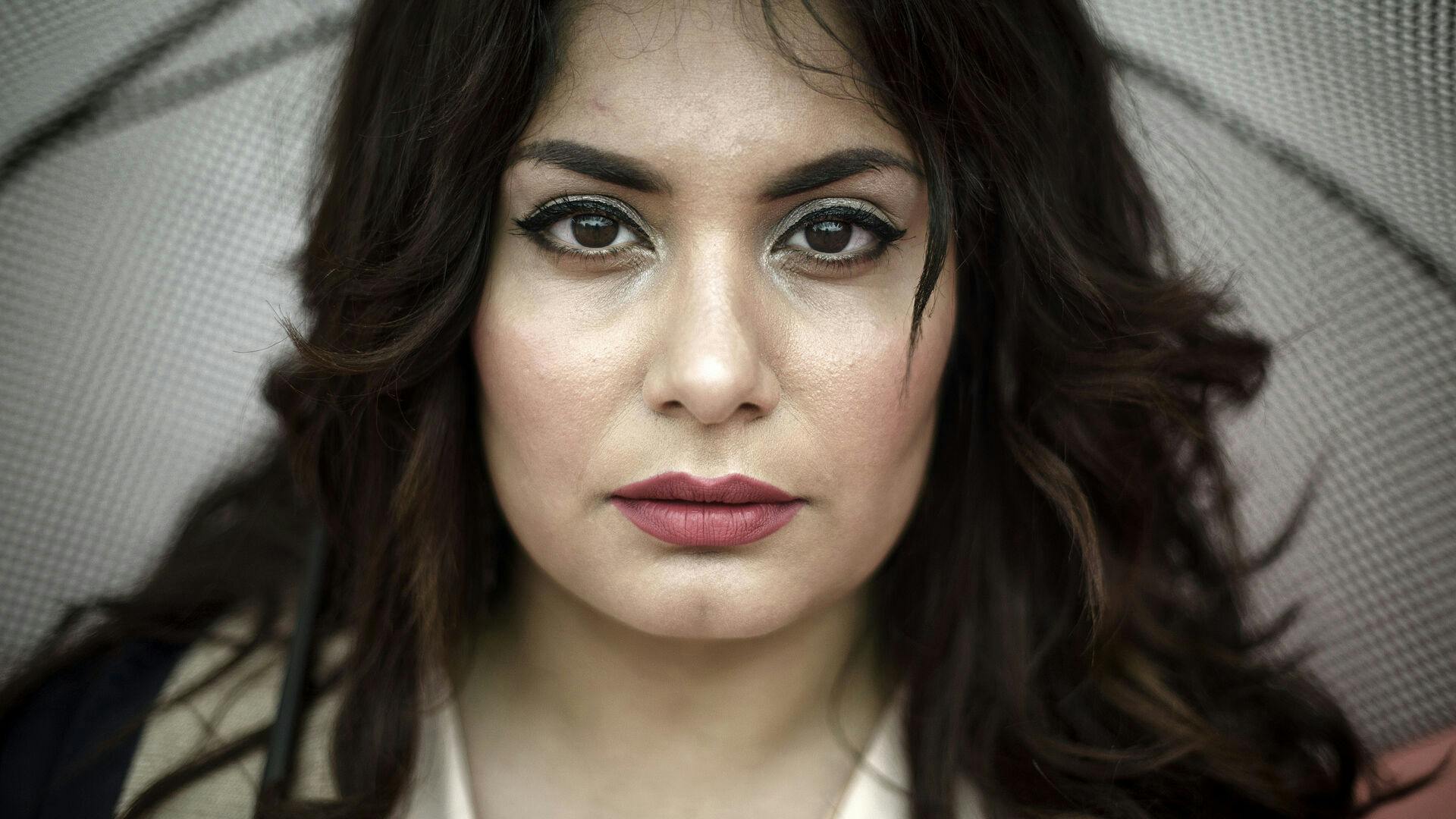 Anahita Malakians, forretningsdrivende, studerende, mor og stiller op til BR for Venstre, bor på Ydre Nørrebro. Hun er utryg pga bander og fortæller, at hendes søn er blevet advaret om de risici, der er ved at bevæge sig omkring på Den Røde Plads.