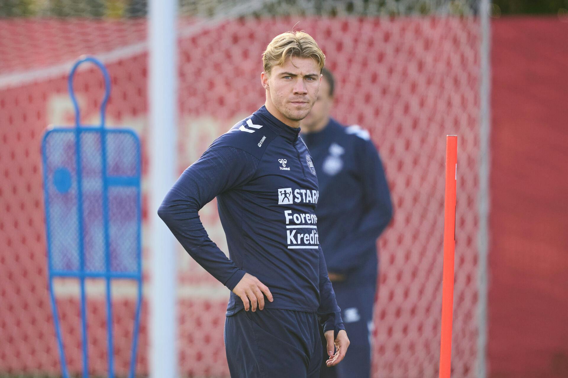 Rasmus Højlund missede kampen mod Belarus grundet sygdom. Søndag har han trænet for sig selv med Joachim Andersen.