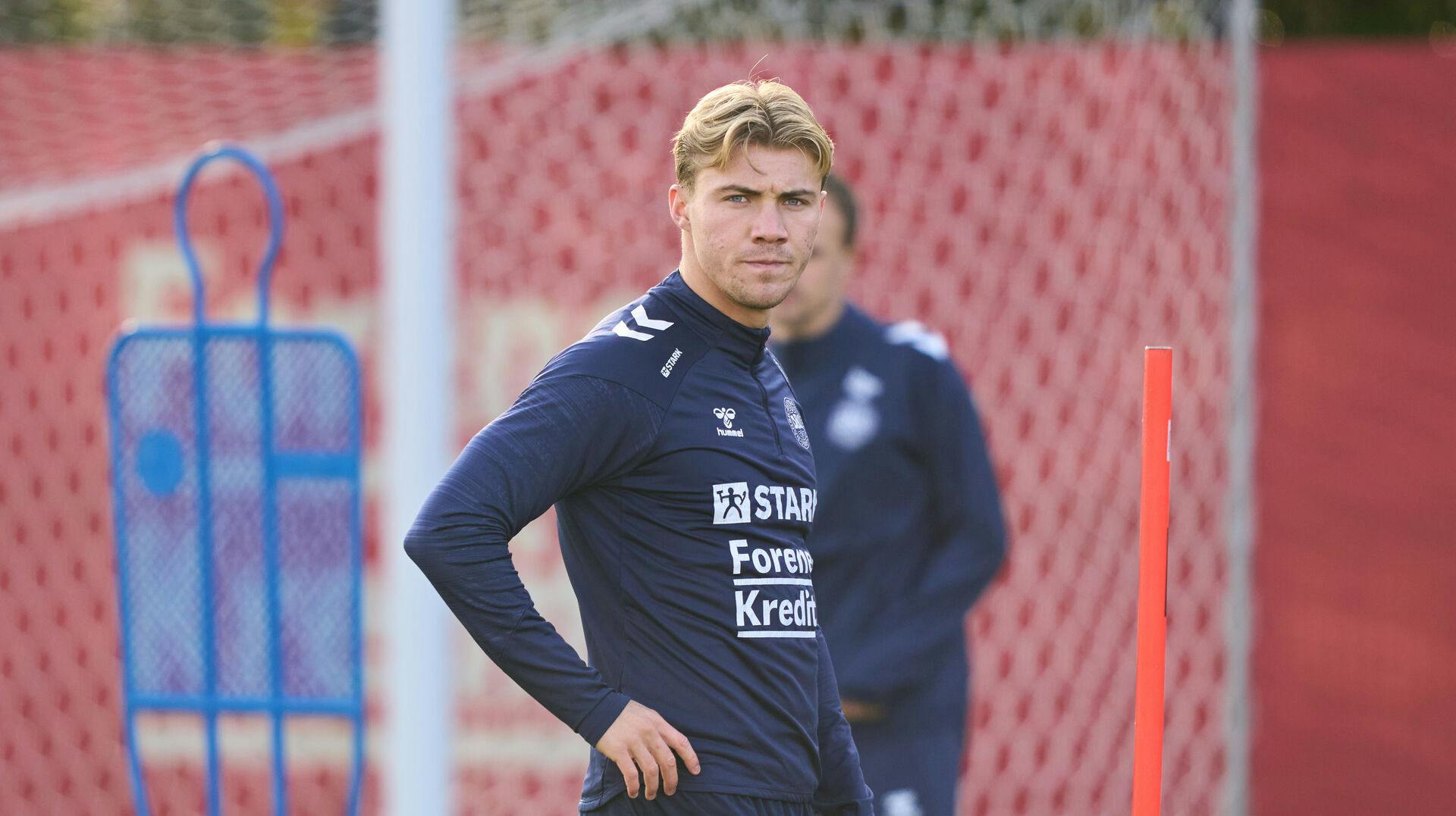 Rasmus Højlund missede kampen mod Belarus grundet sygdom. Søndag har han trænet for sig selv med Joachim Andersen.