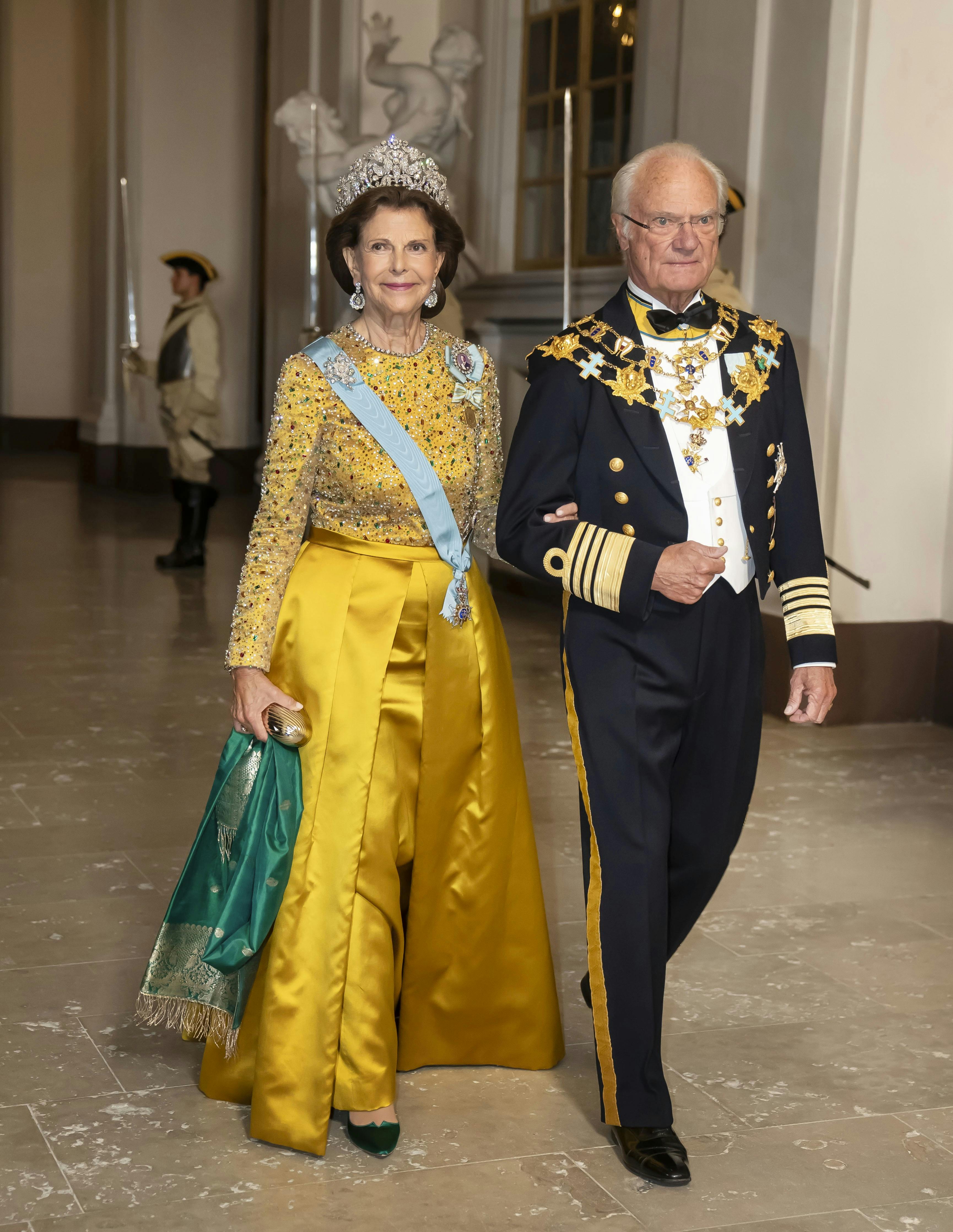 Kong Carl Gustaf og dronning Silvia reagerer nu på ulykken.&nbsp;