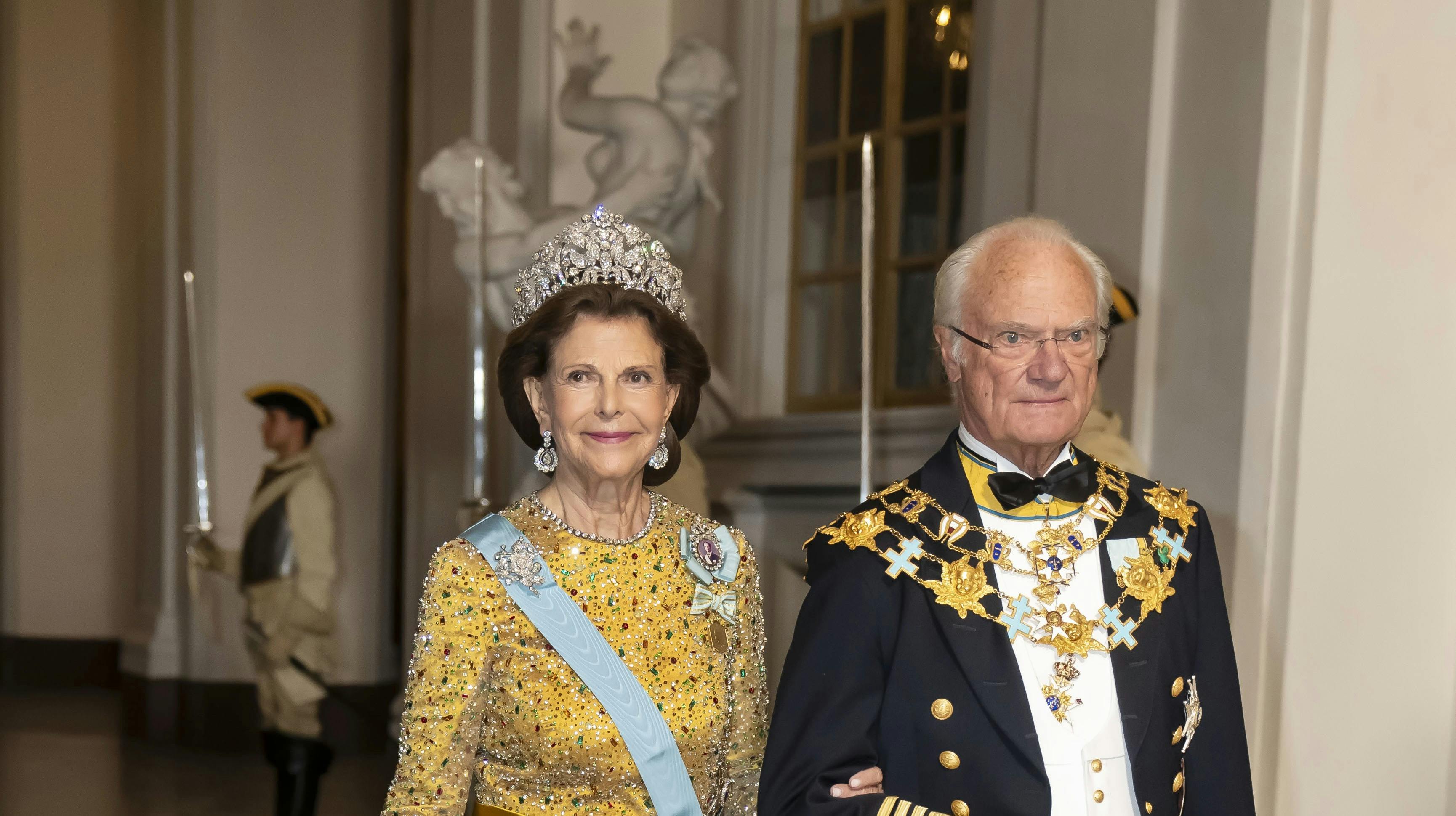Kong Carl Gustaf og dronning Silvia reagerer nu på ulykken. 