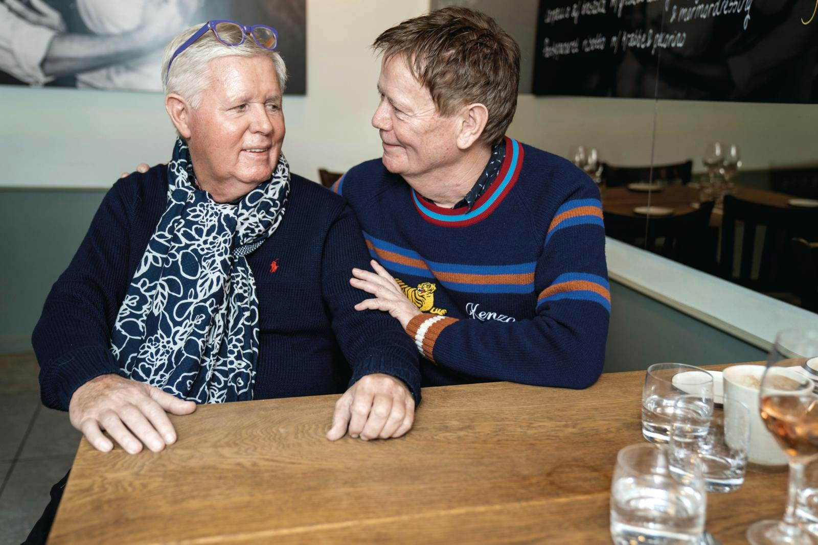 Steen (t.h.) er trofast ved Stigs side i en svær tid.