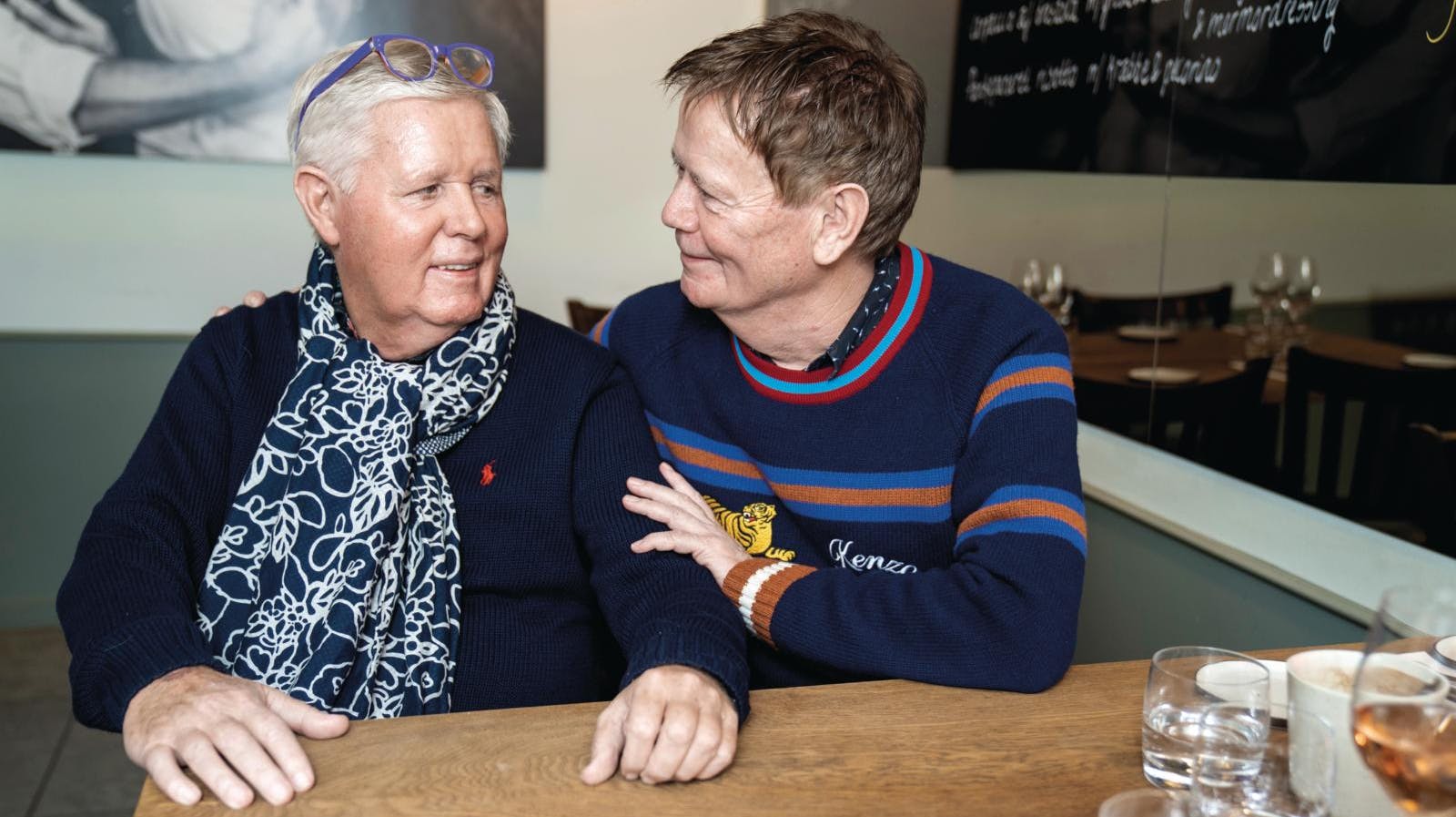 Steen (t.h.) er trofast ved Stigs side i en svær tid.