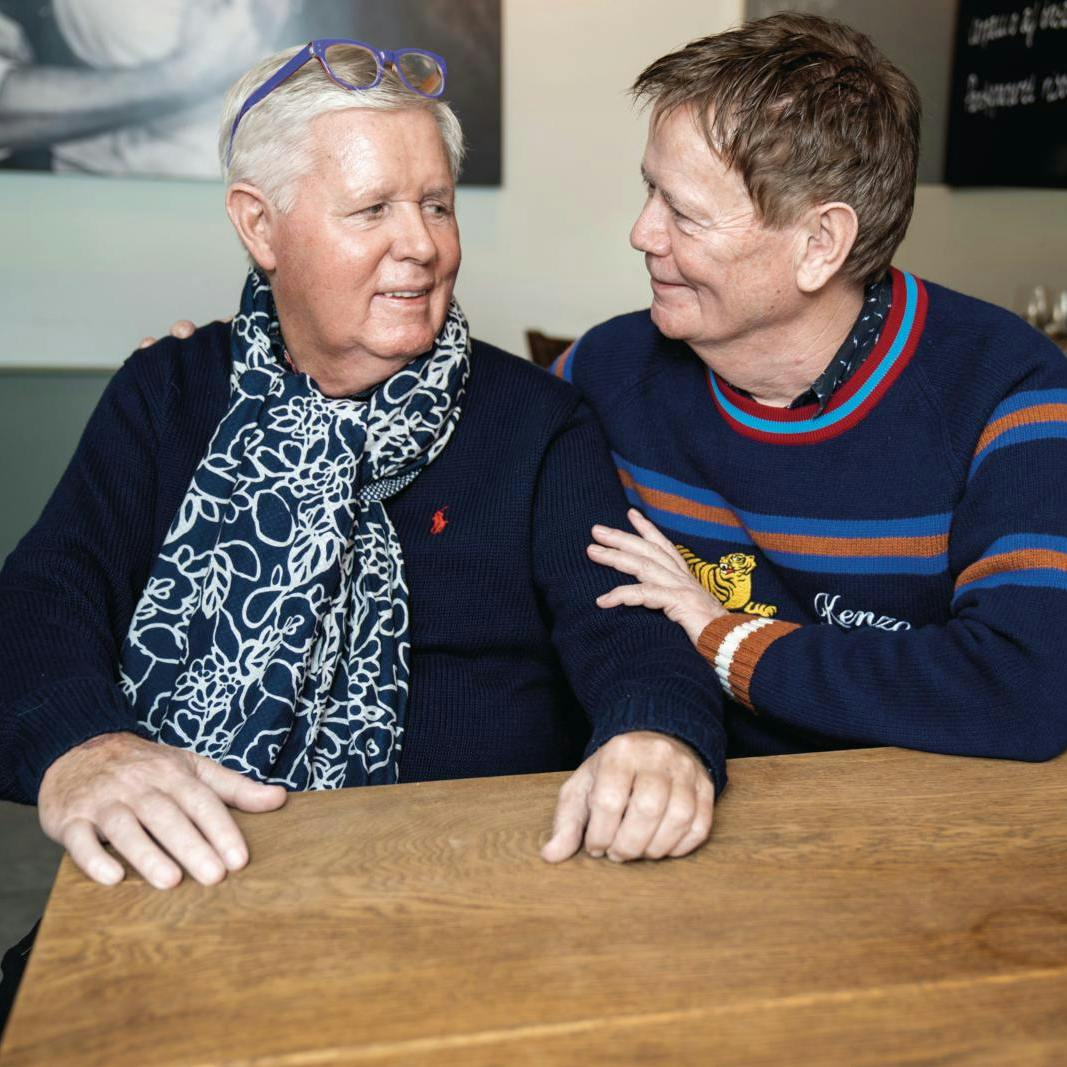 Steen (t.h.) er trofast ved Stigs side i en svær tid.