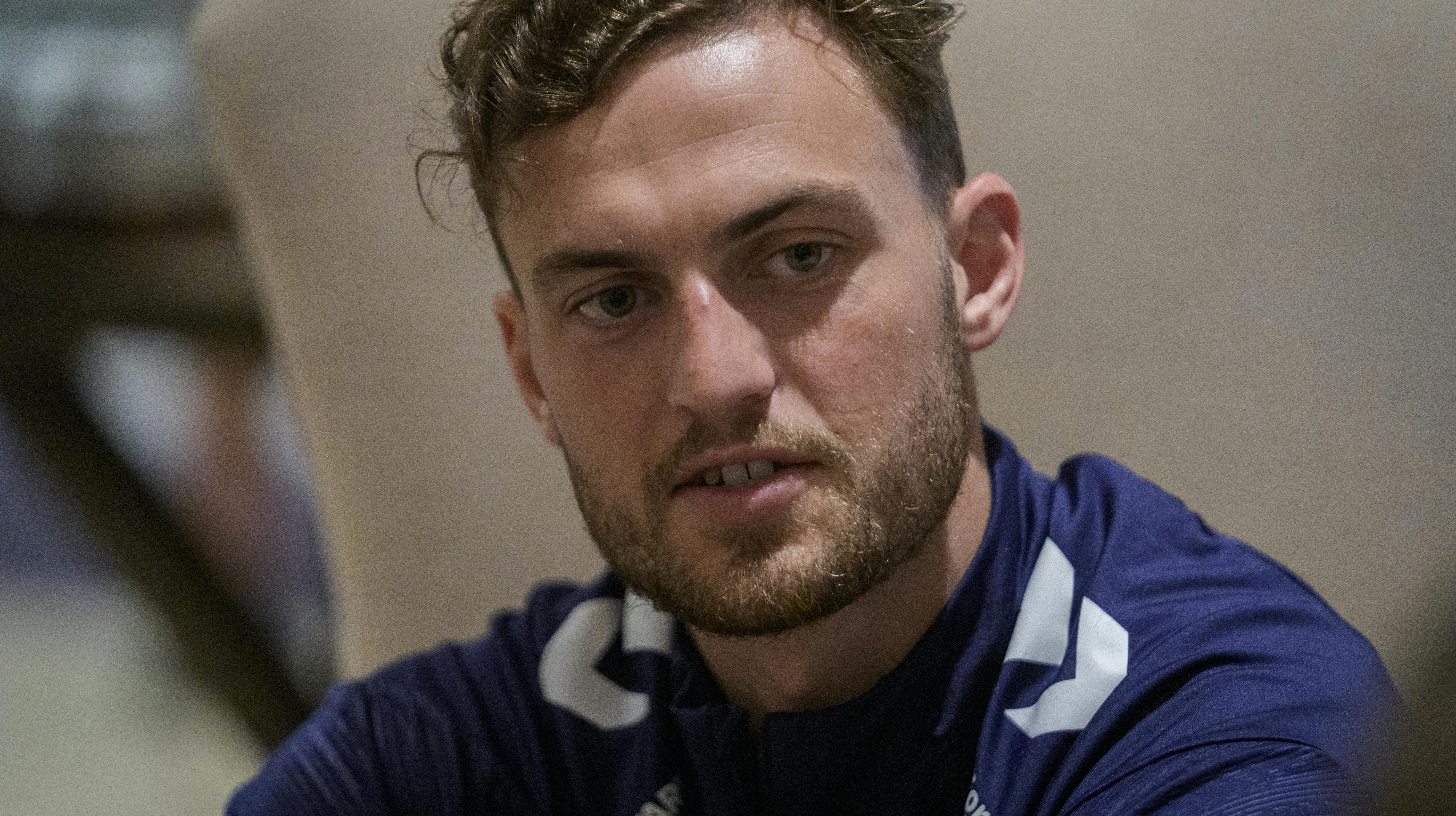 Jacob Bruun Larsen må forlade kæresten Philine for at møde ind i landsholdslejren, da Anders Dreyer er udgået med sygdom.