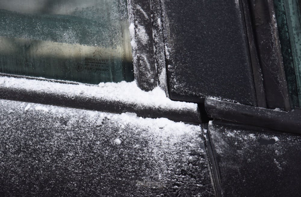 Den kommende uge byder på slud, hagl, rim og is, så det er en god idé at køre forsigtigt og efter forholdene, oplyser vagthavende meteorolog ved DMI Hans Peter Wandler. (Arkivfoto). - Foto: Kristian Djurhuus/Ritzau Scanpix