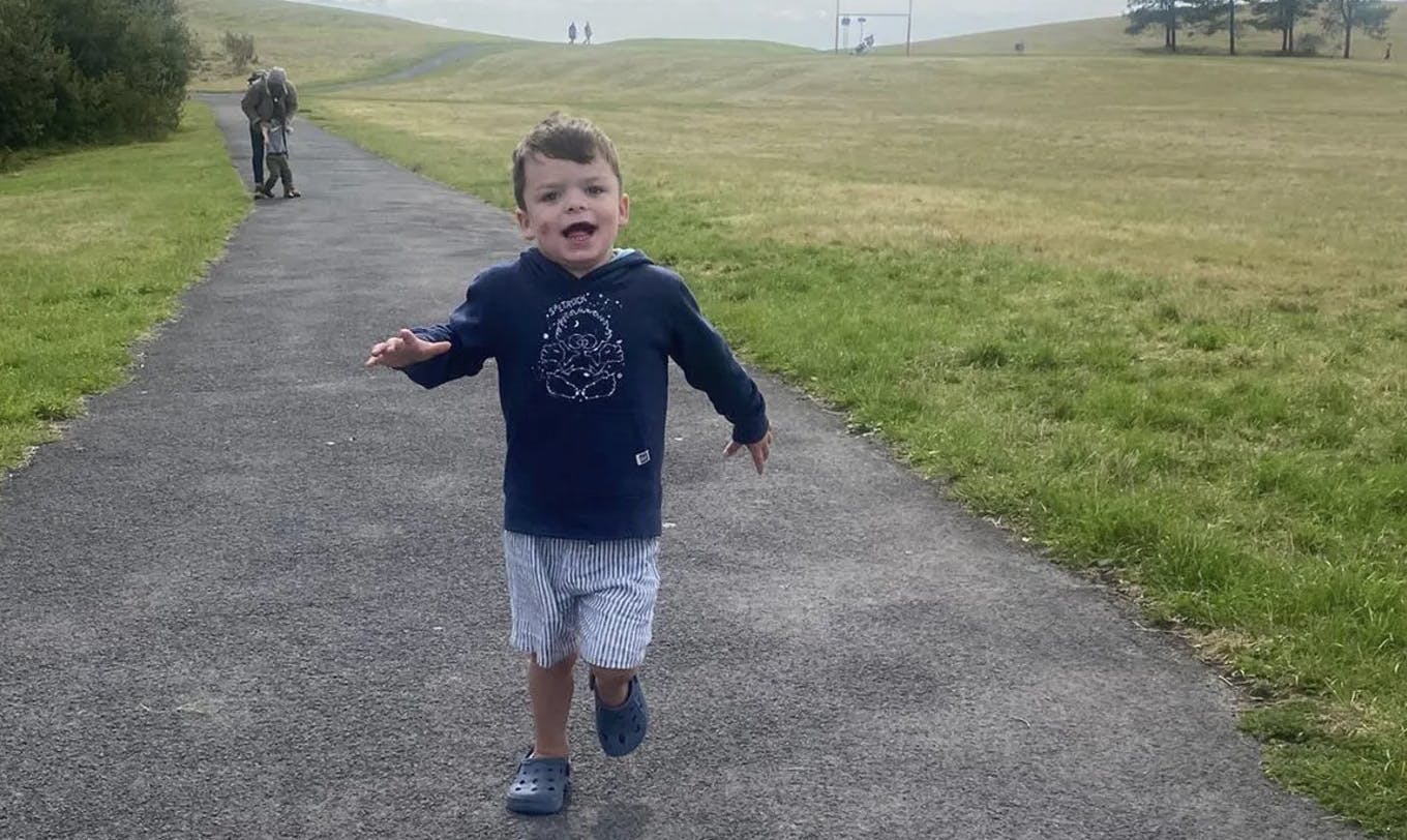 Han ligner en helt normal dreng, men er ramt af en brutal sygdom, der langsomt tager hans barndom.