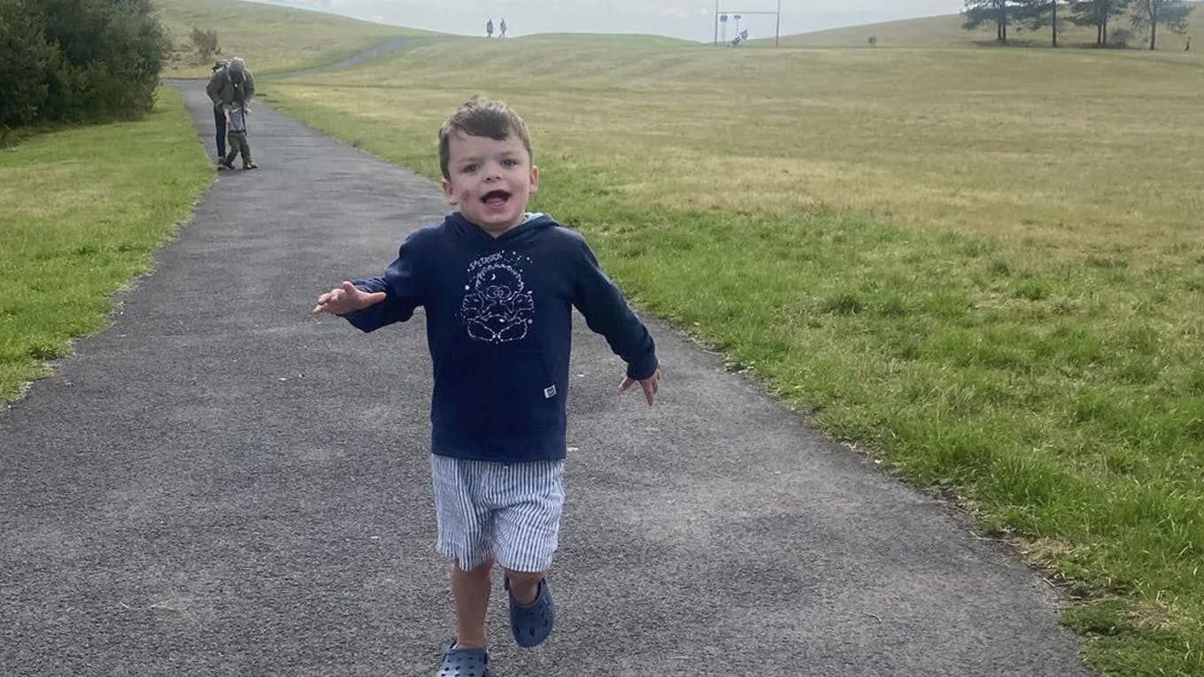 Han ligner en helt normal dreng, men er ramt af en brutal sygdom, der langsomt tager hans barndom.