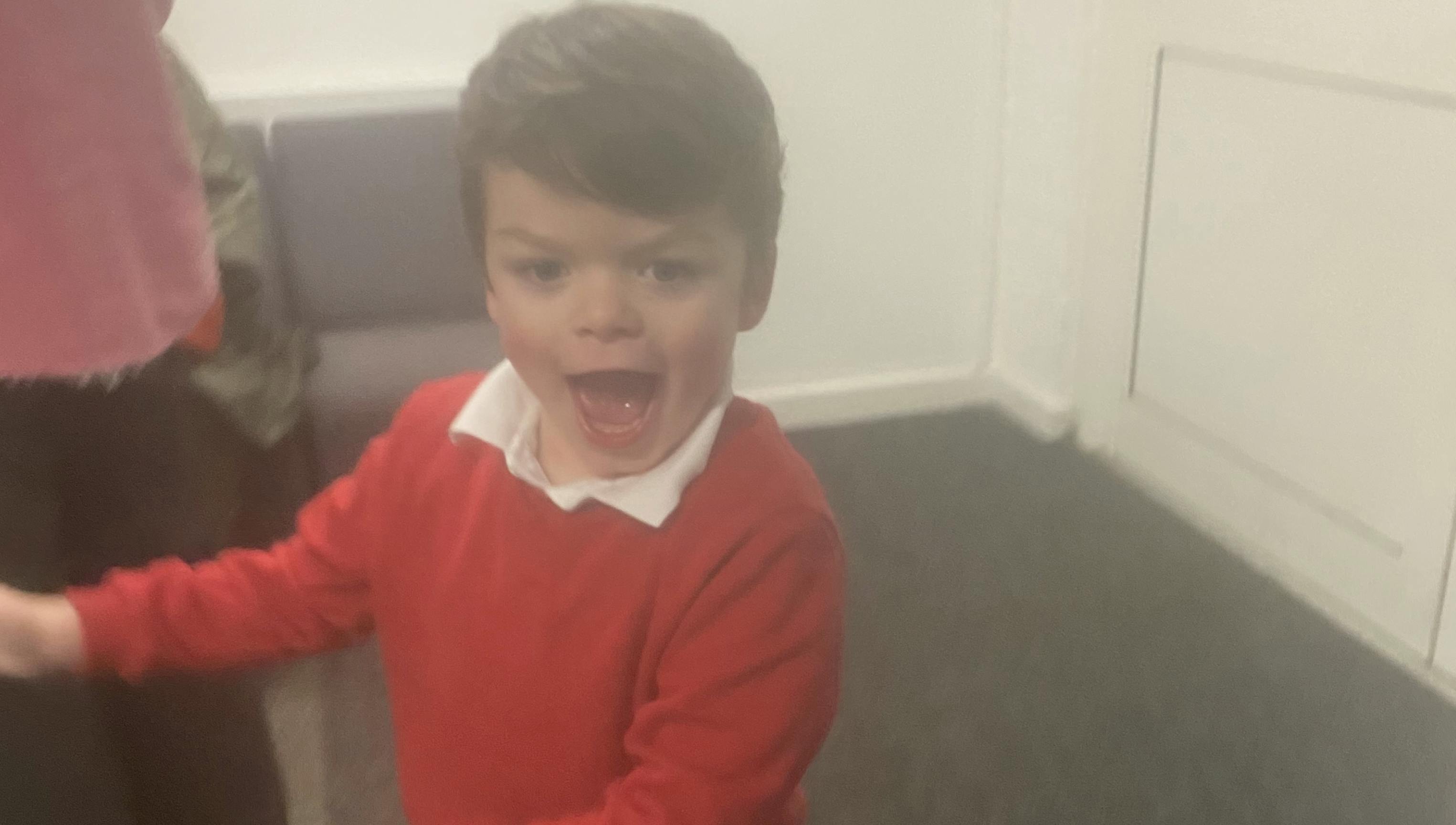 Tammy McDaid beskriver sin søn som energisk og kærlig, der selv uden ord fortæller han hende alt med et blik og et kram.