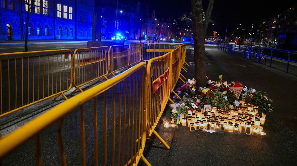 Flere personer havde lagt blomster og lys efter ulykken 14. november. - Foto: Pontus Lundahl/Ritzau Scanpix