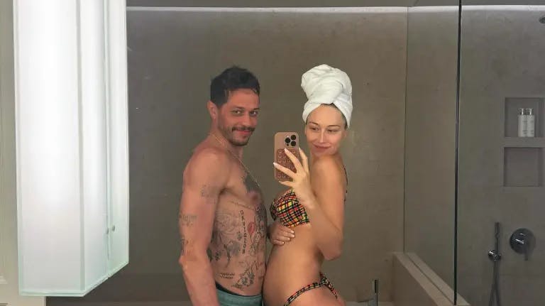 Kendisparret annoncerede graviditeten i juli.