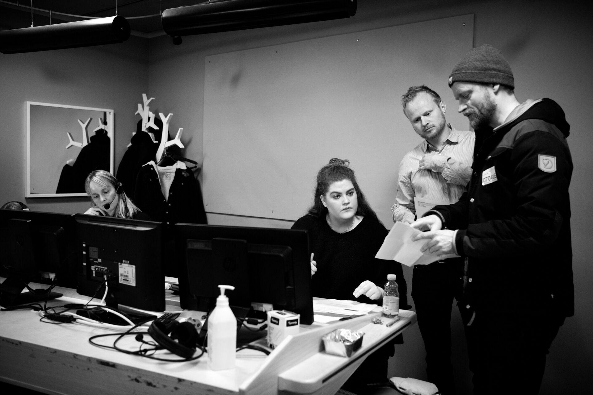 Jonatan Spang ses her under optagelserne til "Tæt på sandheden". Han er dog ikke længere en del af satireholdet, der fortsætter uden ham på Radio IIII.