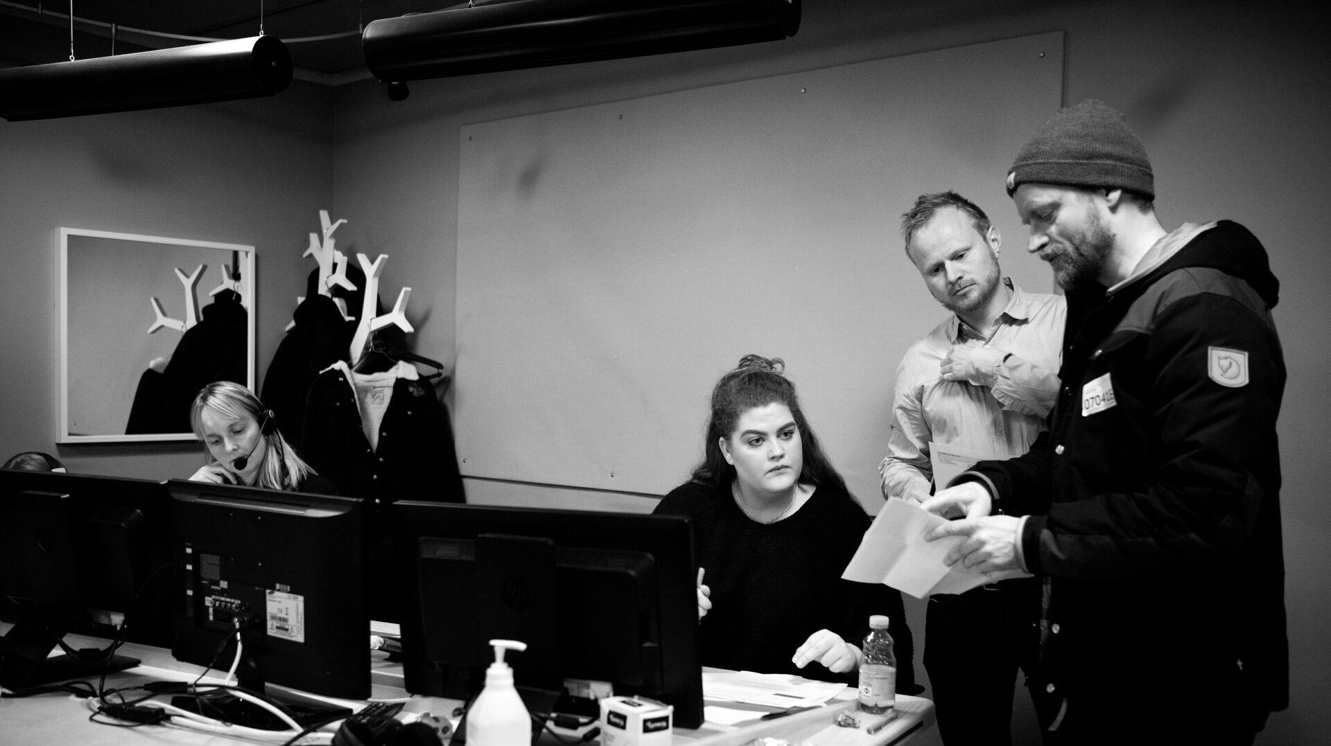 Jonatan Spang ses her under optagelserne til "Tæt på sandheden". Han er dog ikke længere en del af satireholdet, der fortsætter uden ham på Radio IIII.