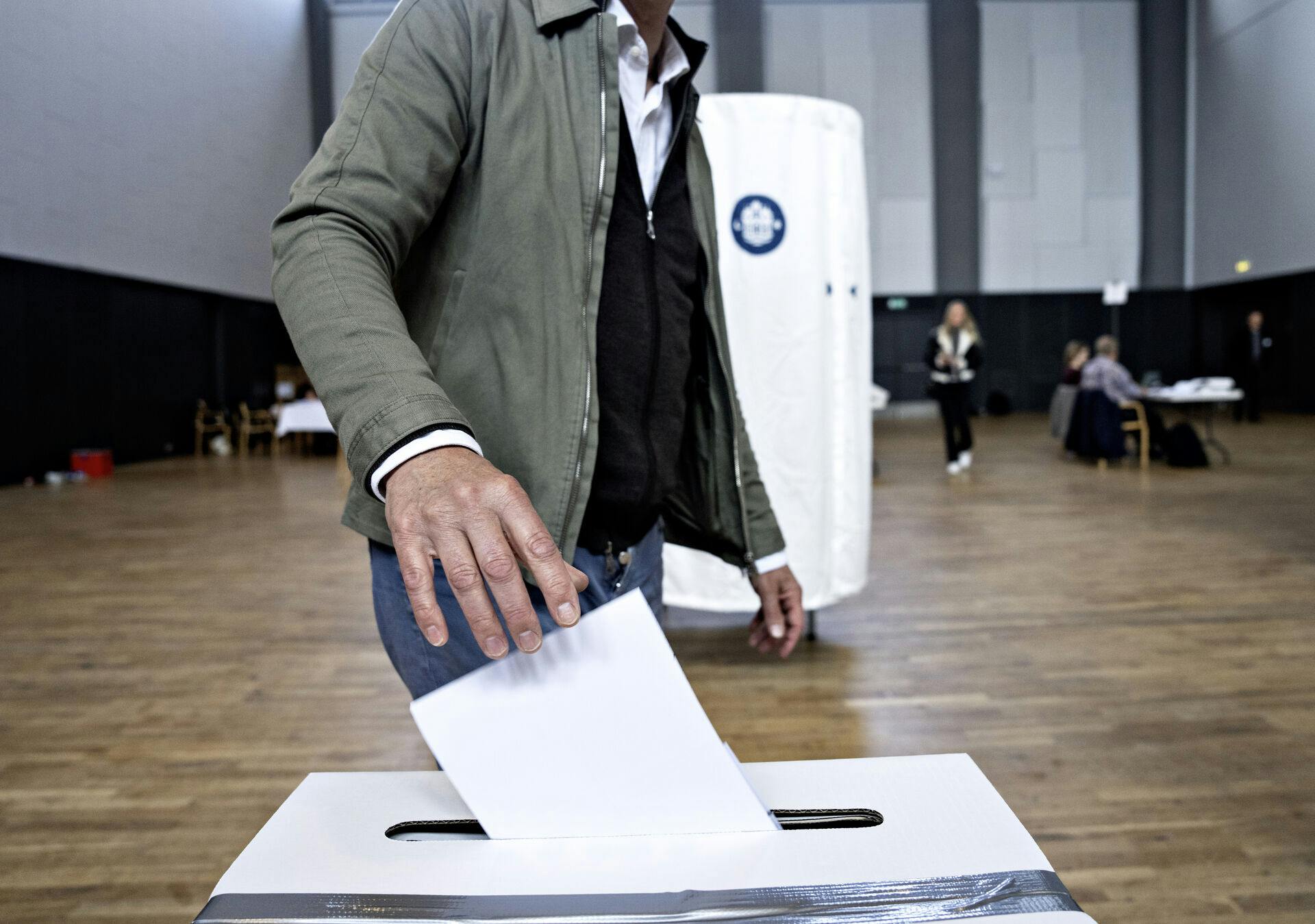 En pinlig fejl i Herning Kommune har fjernet afkrydsningsfeltet ved Enhedslisten på stemmesedlerne. Valggeneral Peter Vallentin kalder sagen “møgirriterende” og oplyser, at vælgere nu må sætte kryds før eller efter partinavnet – og at skilte skal guide dem i stemmeboksen.