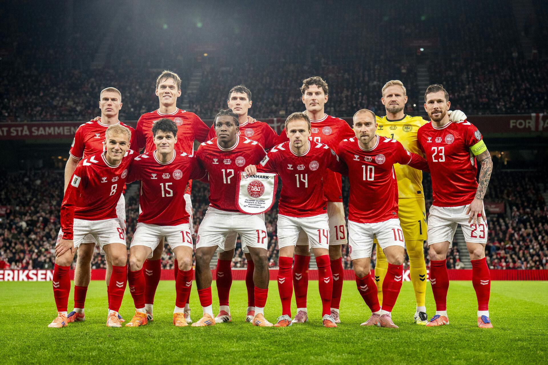 Danmarks kamp mod Belarus lørdag blev set af flere end 800.000 danskere, men kunne i sidste ende ikke trække lige så mange seere til skærmen som "Den store bagedyst".&nbsp;