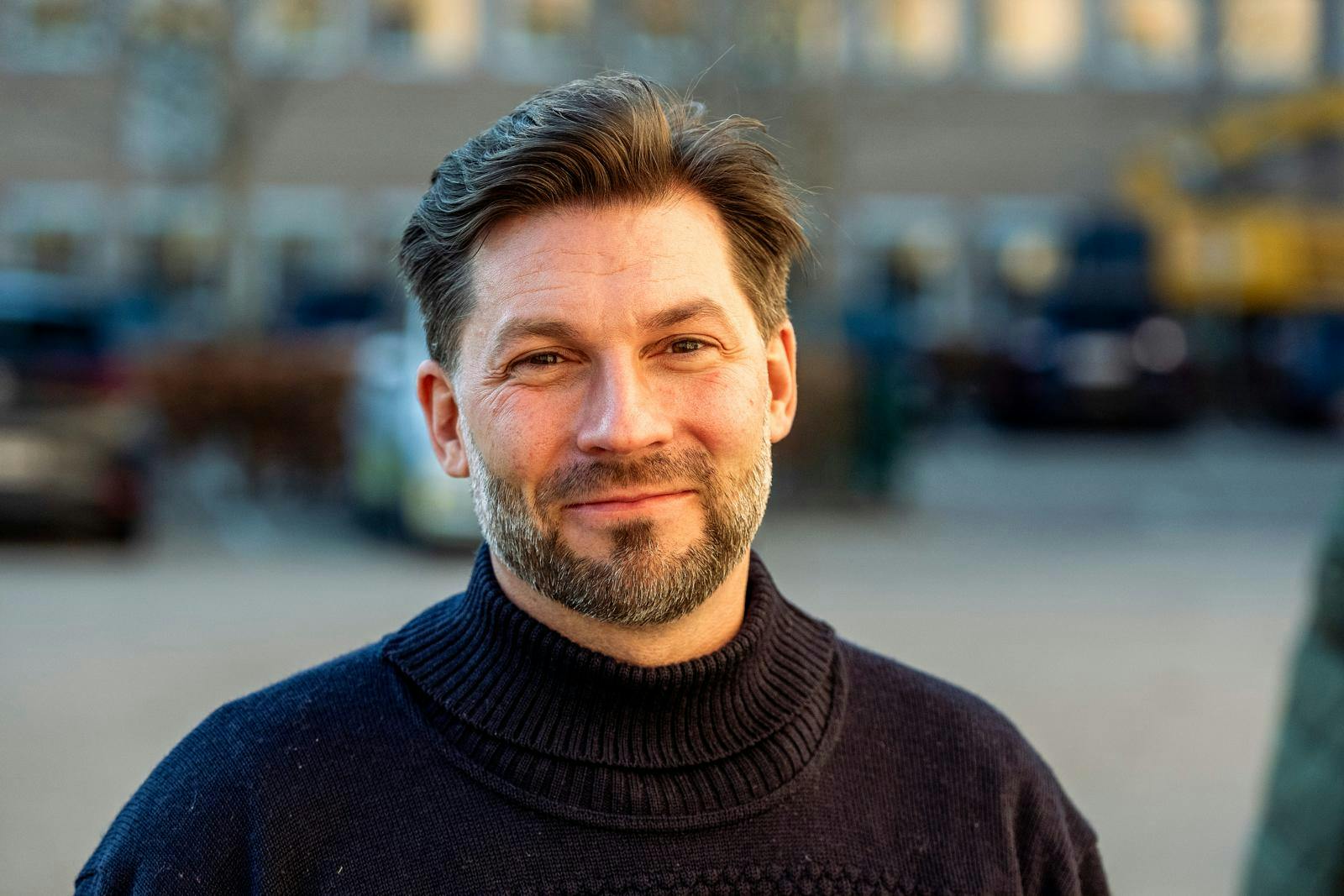 Simon Stenspil modtog mandag en dom for bedrageri og dokumentfalsk. Og den står ikke i vejen for, at han kan komme tilbage på skærmen hos TV 2 i december.