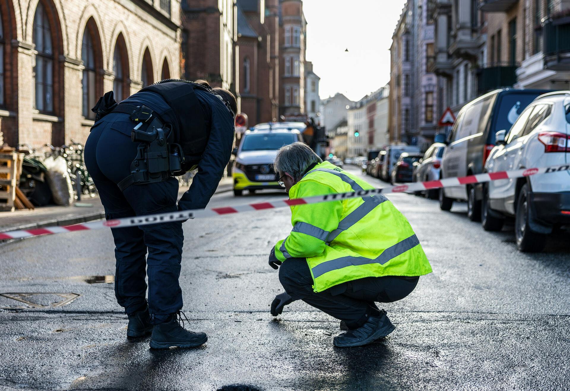 Teknikere fra Københavns Politi er i gang med at undersøge stedet, hvor kvinden tragisk mistede livet.
