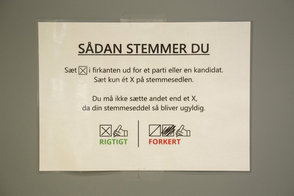 Det kommer til at fremgå øverst af din stemmeseddel, at "du må ikke sætte andet end et X, da din stemmeseddel så bliver ugyldig", som her står på et opslag i Randers, hvor der kan brevstemmes. Stemmesedlen kan du stadig blive erklæret gyldig, da r