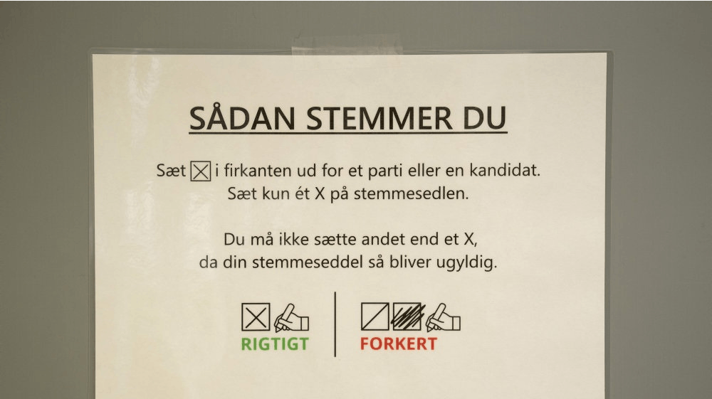 Det kommer til at fremgå øverst af din stemmeseddel, at "du må ikke sætte andet end et X, da din stemmeseddel så bliver ugyldig", som her står på et opslag i Randers, hvor der kan brevstemmes. Stemmesedlen kan du stadig blive erklæret gyldig, da r