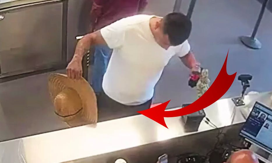 Er du bare glad for at se mig? Manden kom ikke langt med sin forklaring om, at han var godt udrustet fra naturens side.