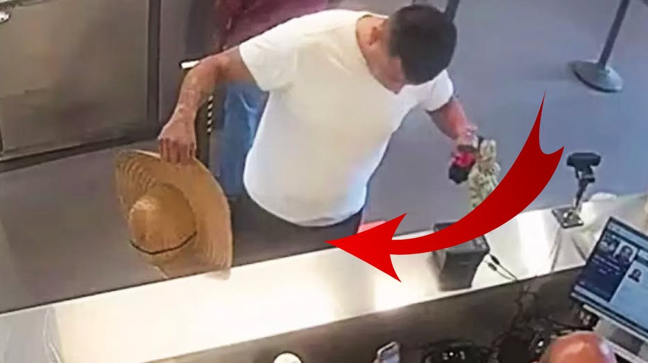 Er du bare glad for at se mig? Manden kom ikke langt med sin forklaring om, at han var godt udrustet fra naturens side.