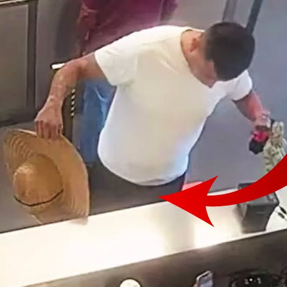 Er du bare glad for at se mig? Manden kom ikke langt med sin forklaring om, at han var godt udrustet fra naturens side.