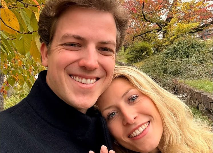 Prins Johannes Oettingen-Wallerstein af Tyskland og kæresten Luisa Textor var egentlig rejst til Japan for at deltage i et andet bryllup, men på turen blev parret også forlovet.