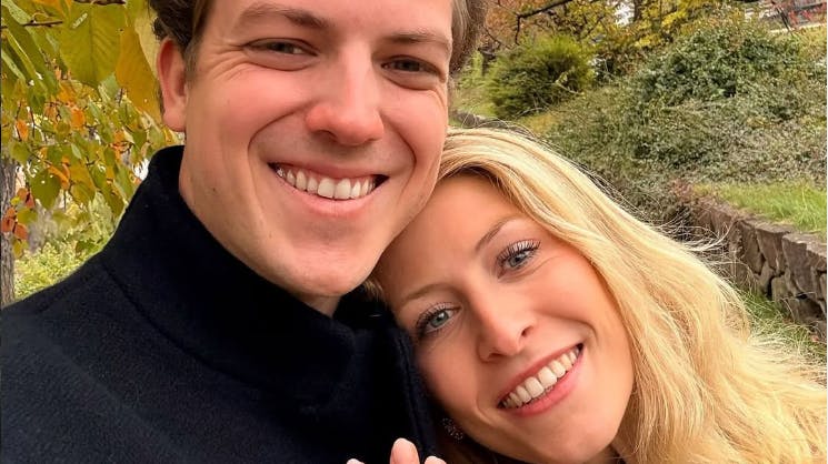 Prins Johannes Oettingen-Wallerstein af Tyskland og kæresten Luisa Textor var egentlig rejst til Japan for at deltage i et andet bryllup, men på turen blev parret også forlovet.