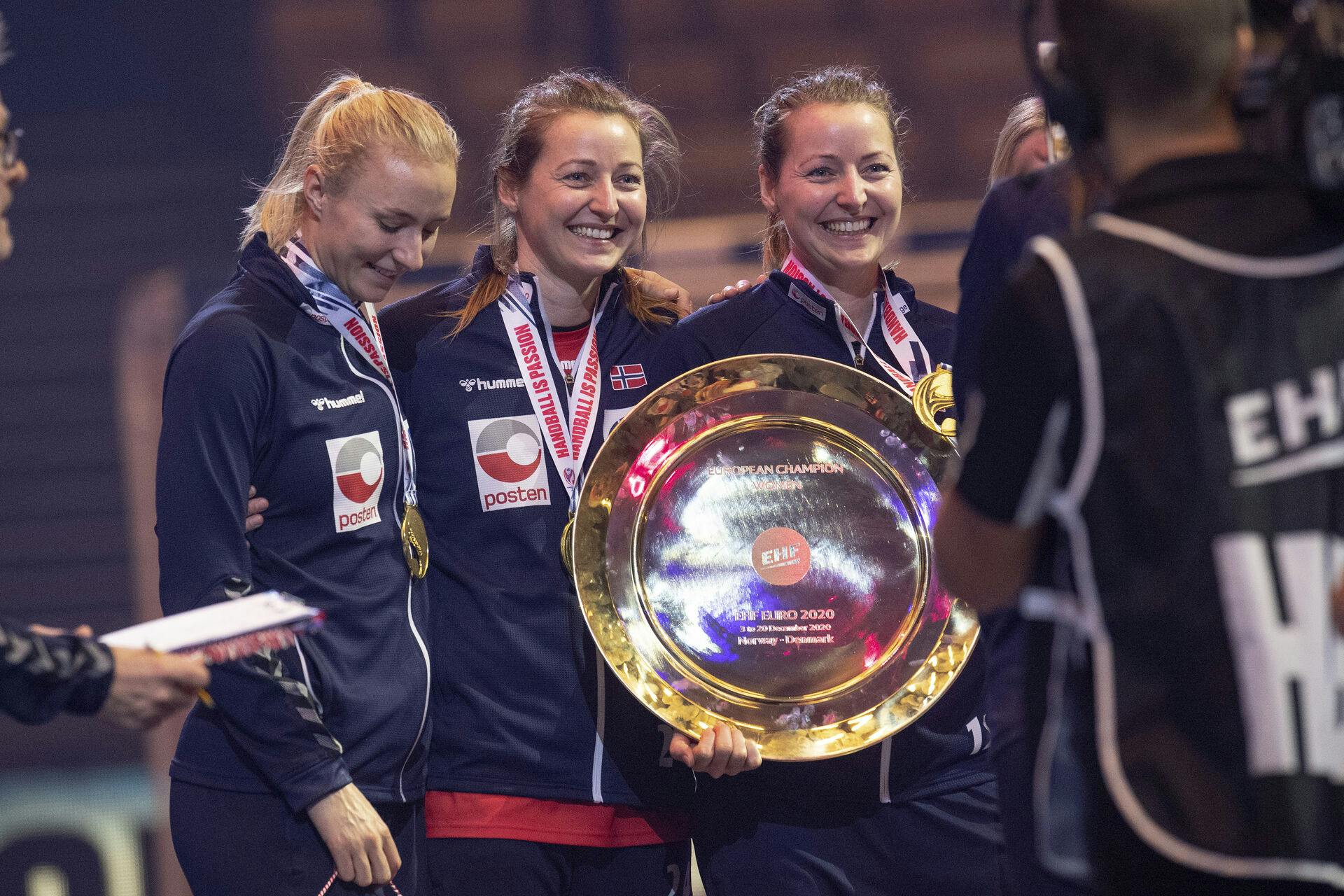 Sanna og Silje Solberg efter EM-guldet i 2020.&nbsp;