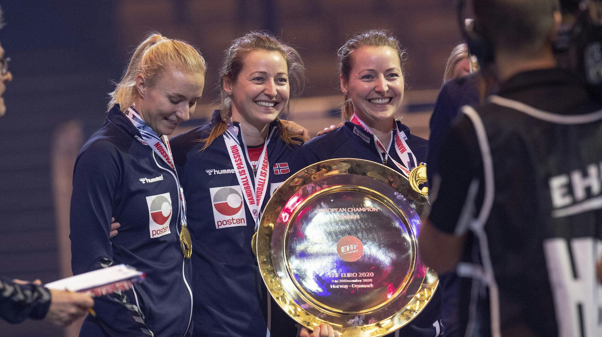 Sanna og Silje Solberg efter EM-guldet i 2020. 