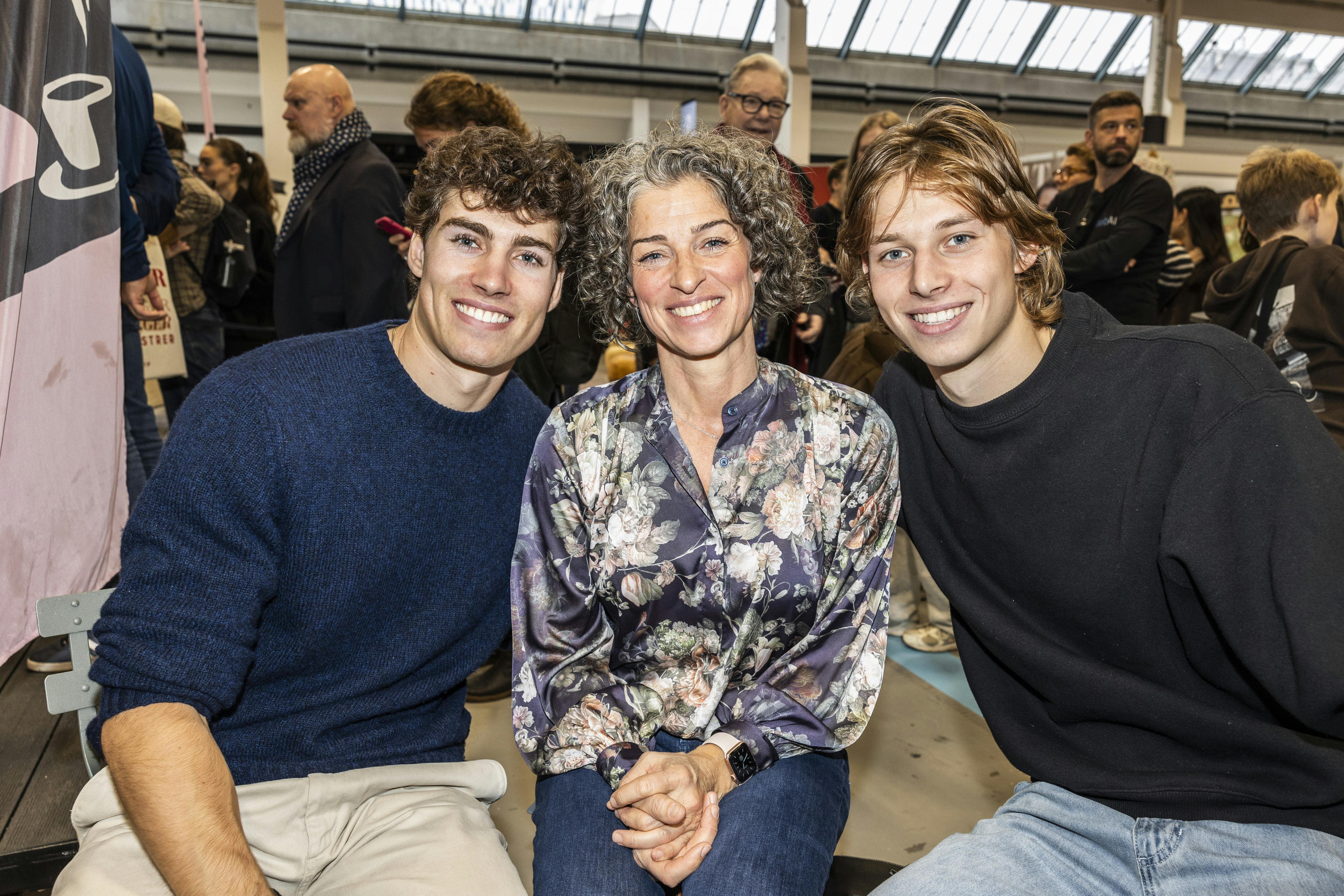 Anne Dorthe Tanderup på bogmesse i starten af november med sønnerne Christian (tv.) og Mattias (th.)